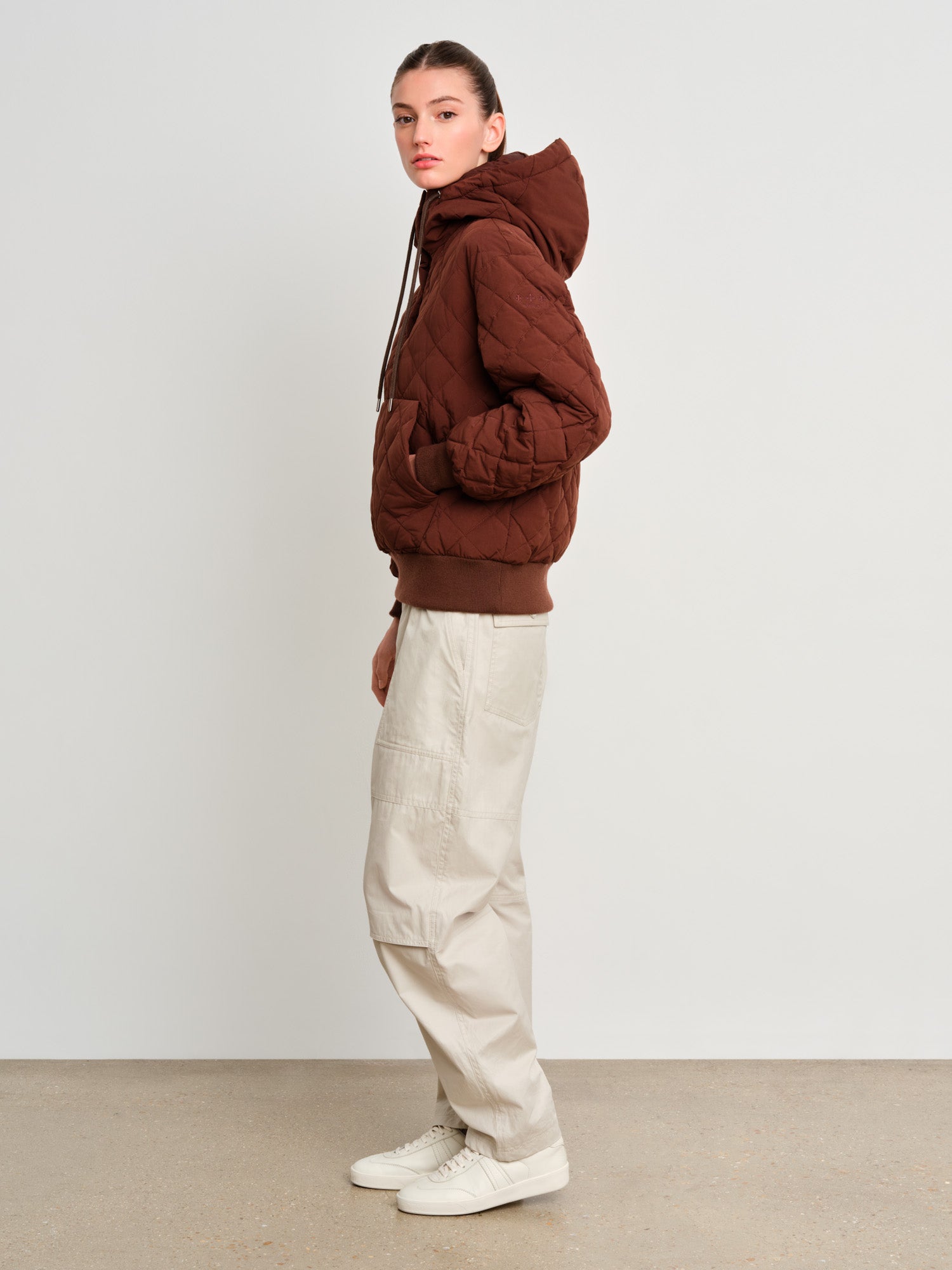 モデル身長175cm、着用サイズ2、着用カラーBROWN