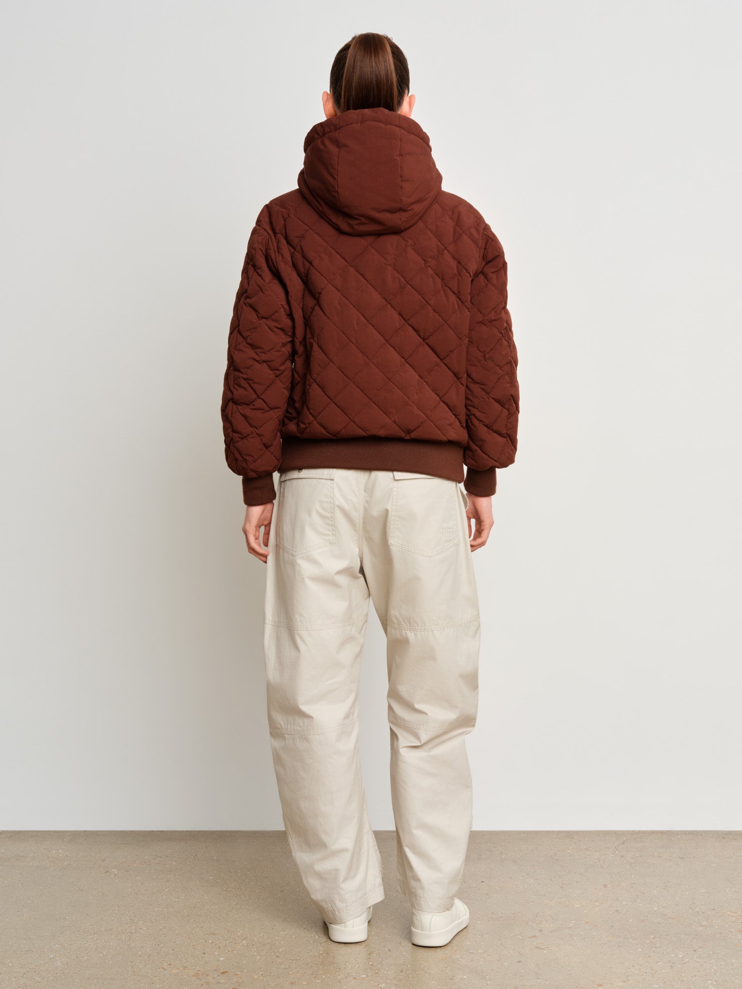 モデル身長175cm、着用サイズ2、着用カラーBROWN