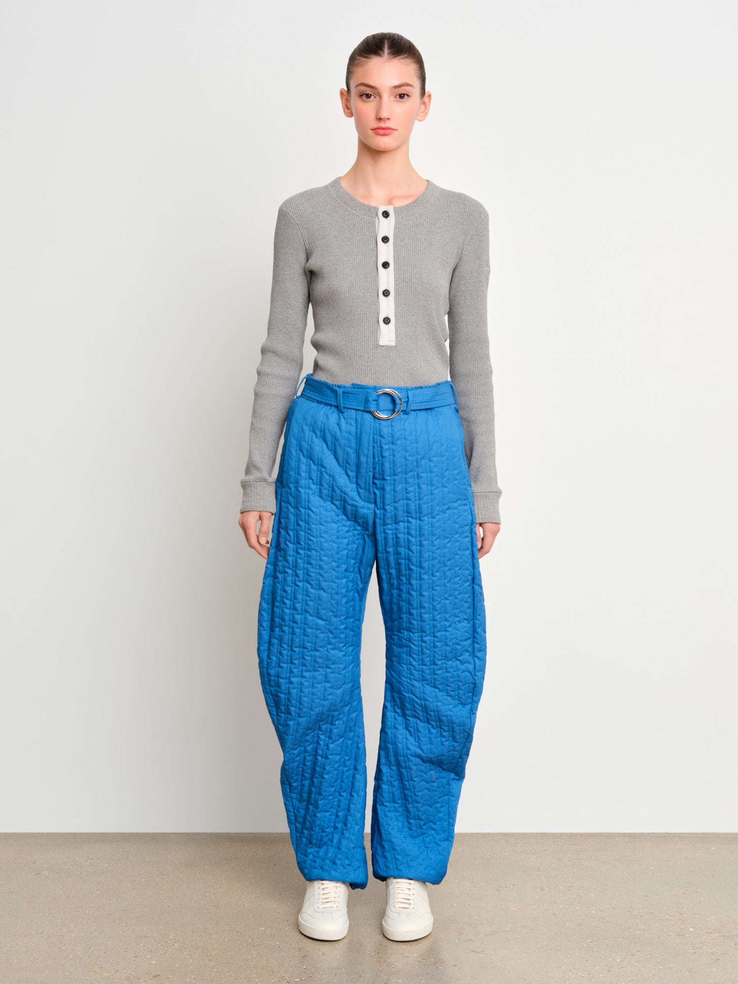 モデル身長175cm、着用サイズ2、着用カラーBLUE