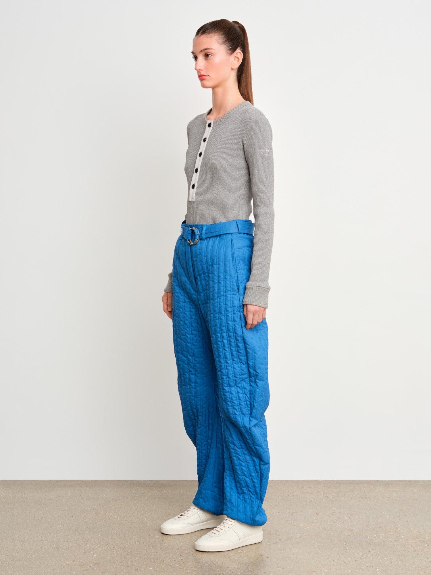 モデル身長175cm、着用サイズ2、着用カラーBLUE