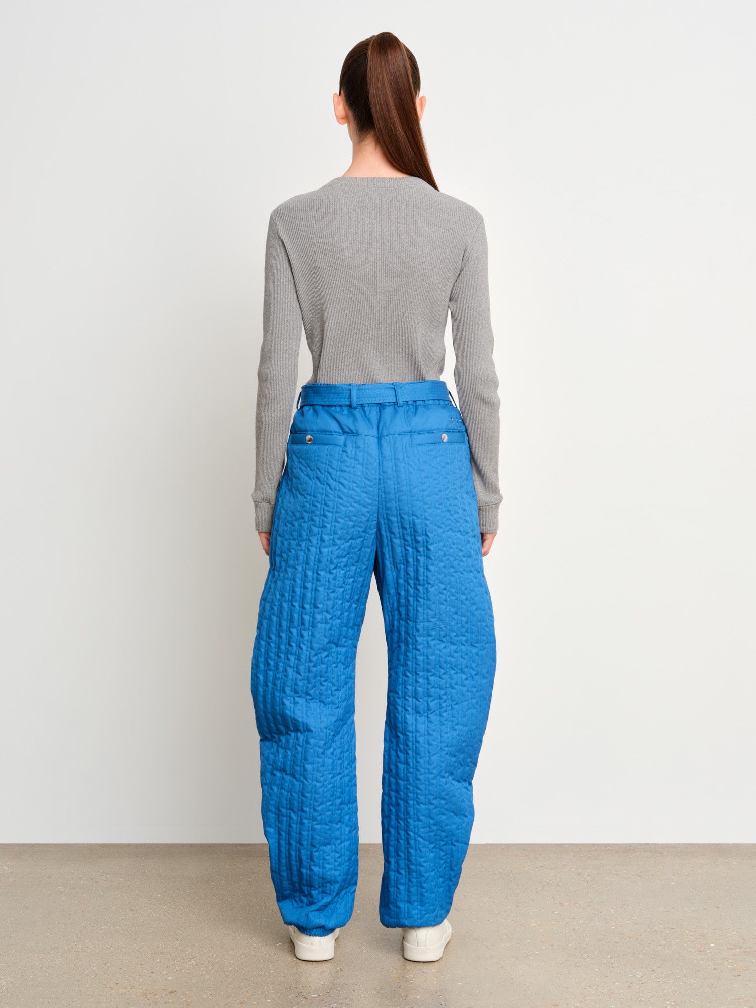 モデル身長175cm、着用サイズ2、着用カラーBLUE