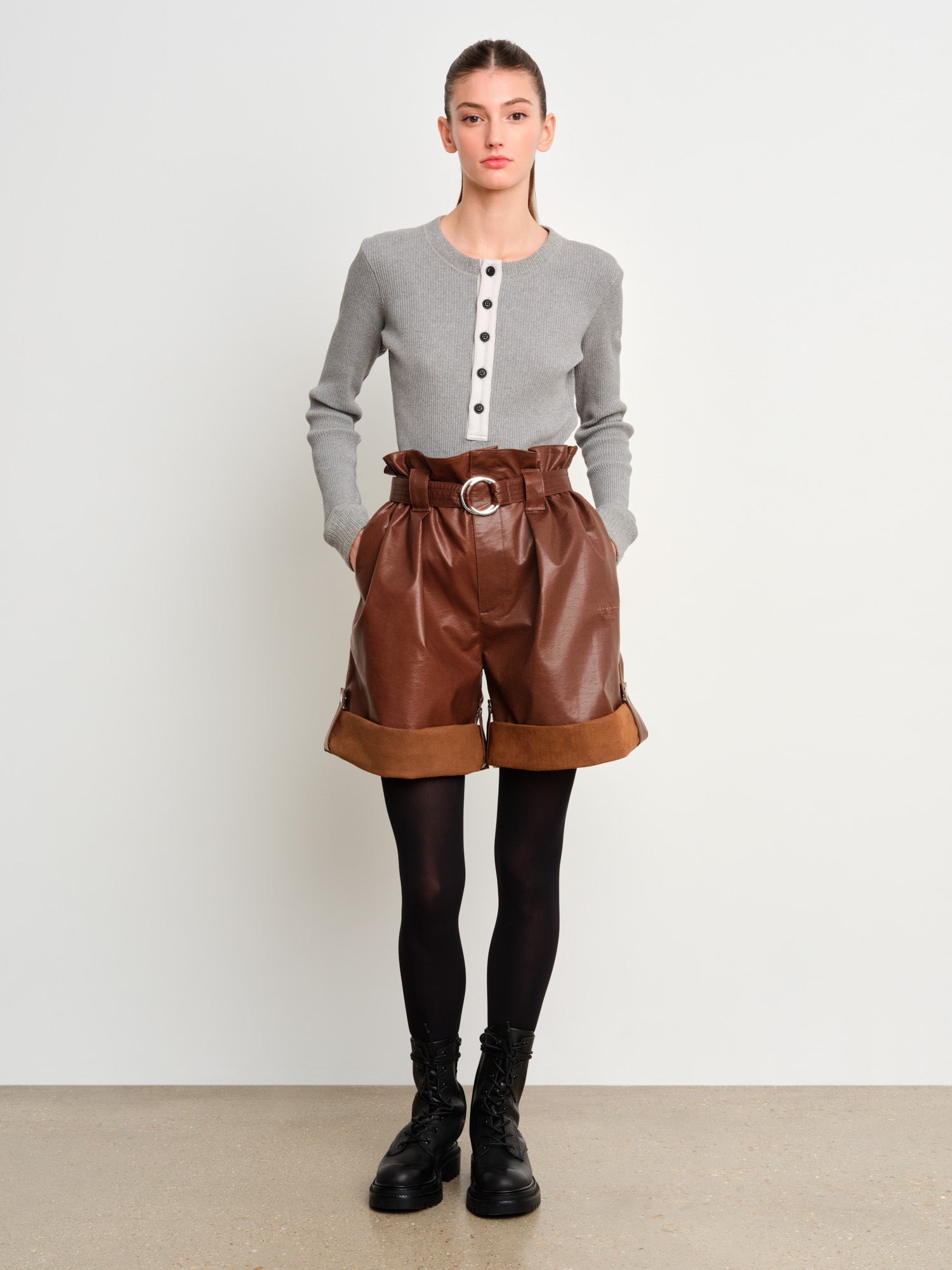 モデル身長175cm、着用サイズ2、着用カラーBROWN