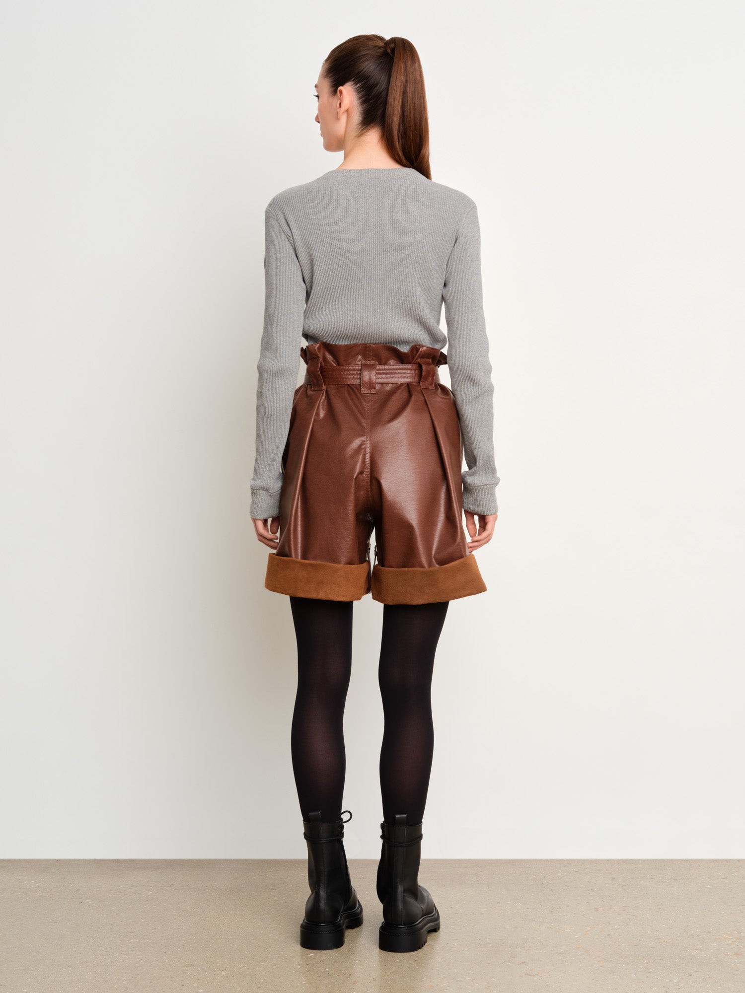 モデル身長175cm、着用サイズ2、着用カラーBROWN