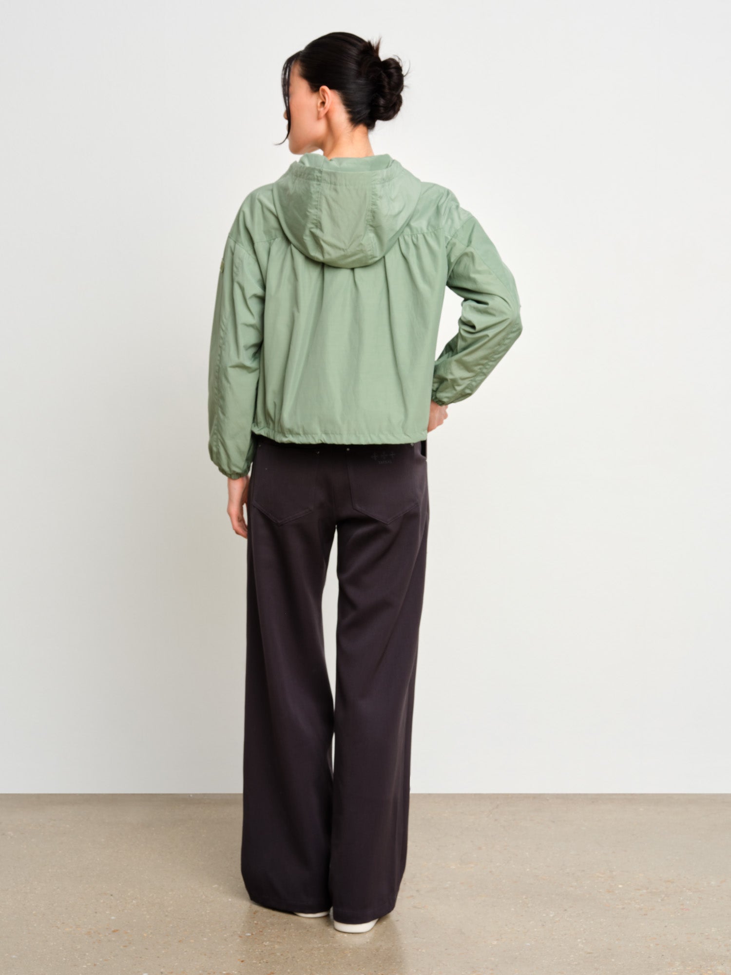 モデル身長175cm、着用サイズ2、着用カラーGREEN