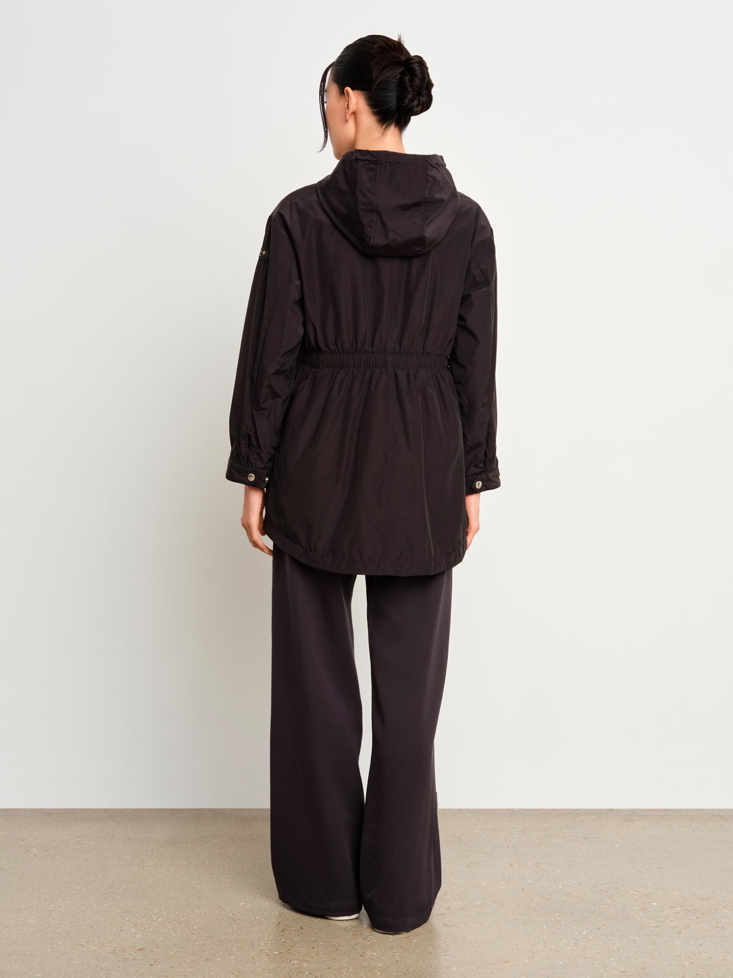 モデル身長175cm、着用サイズ2、着用カラーBLACK