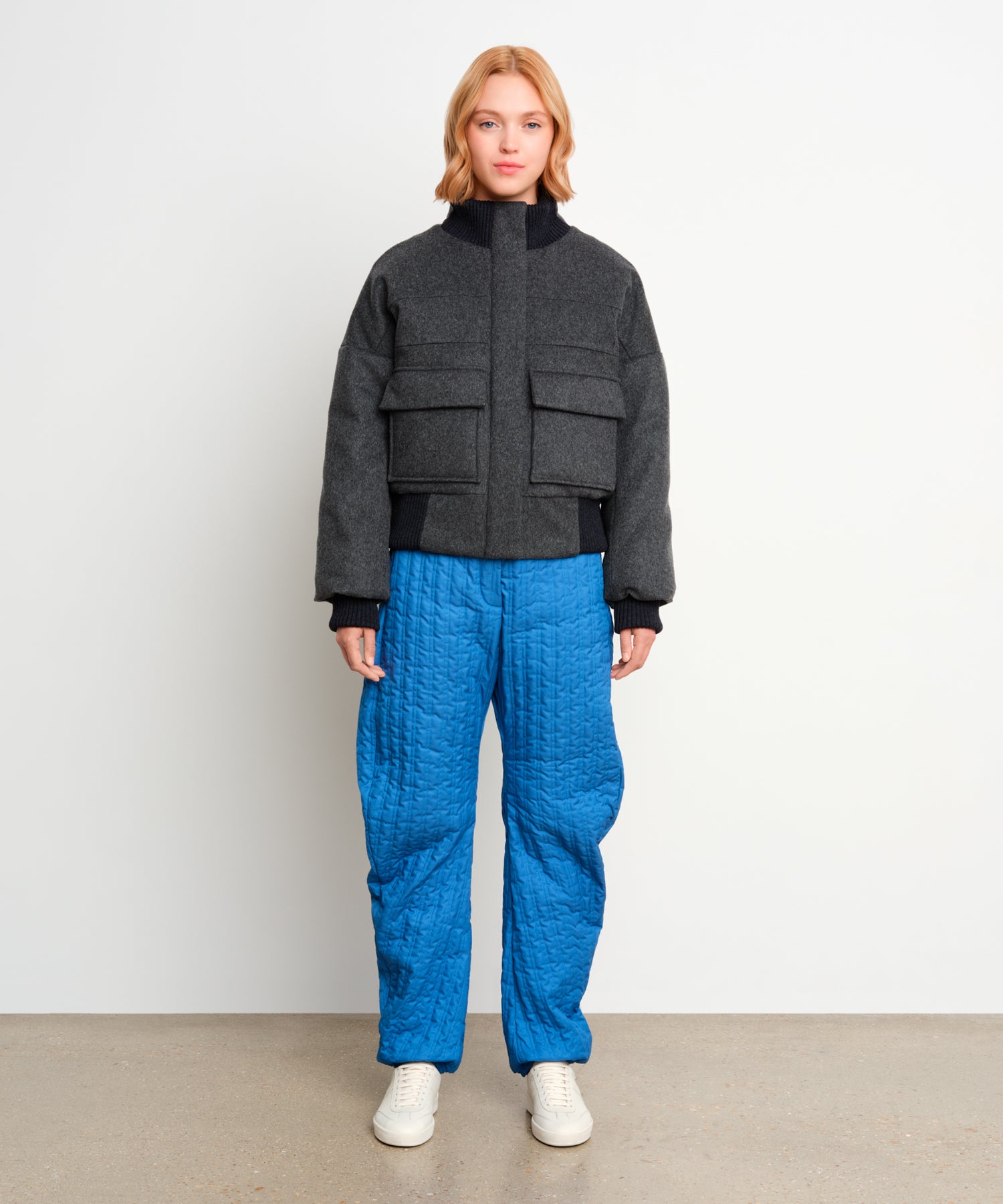 モデル身長175cm、着用サイズ2、着用カラーGRAY