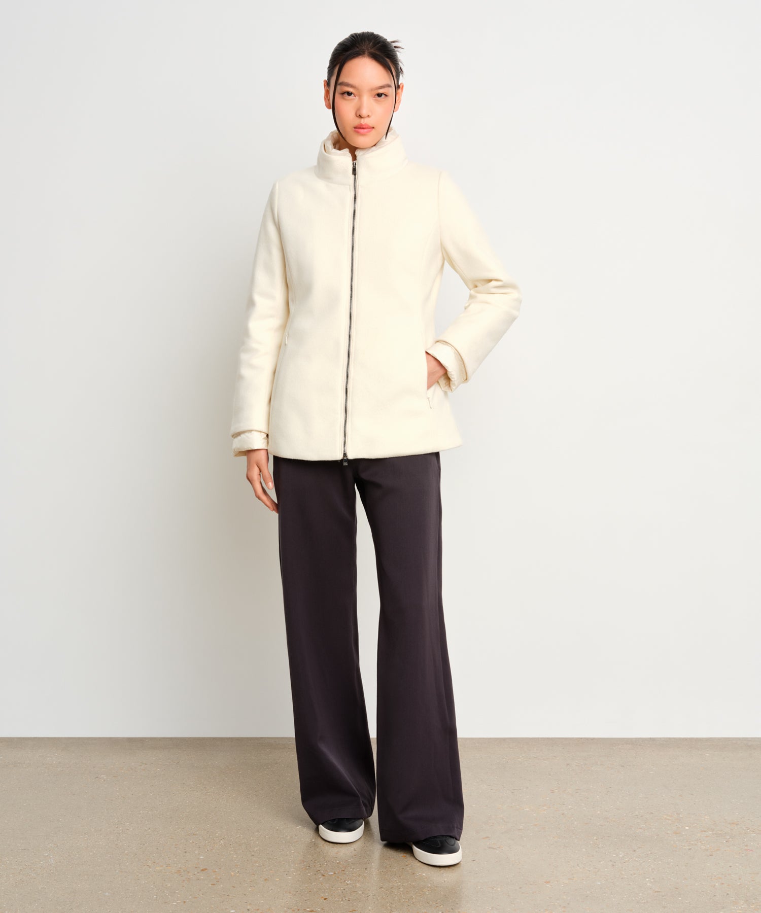 モデル身長175cm、着用サイズ2、着用カラーIVORY