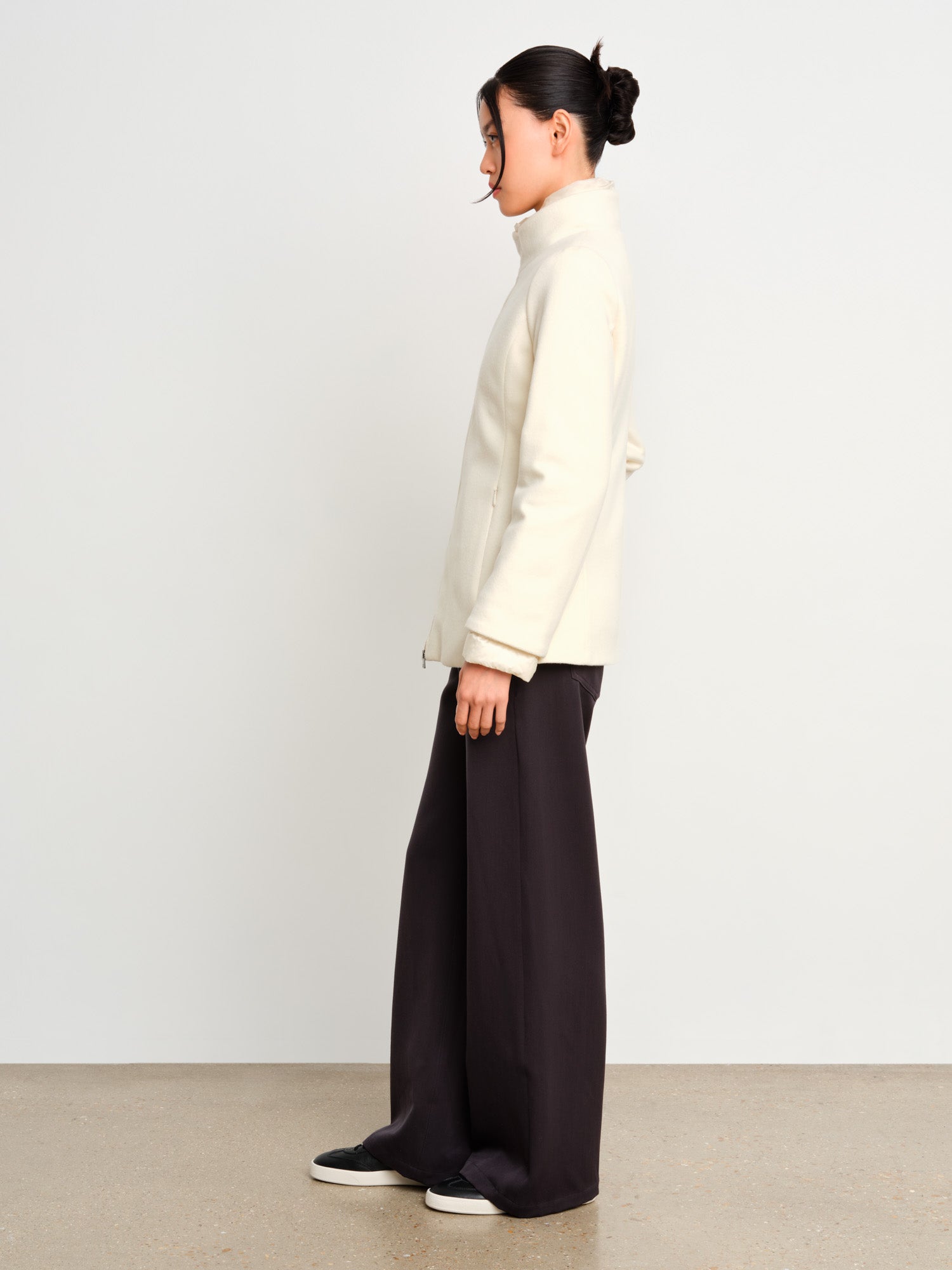 モデル身長175cm、着用サイズ2、着用カラーIVORY