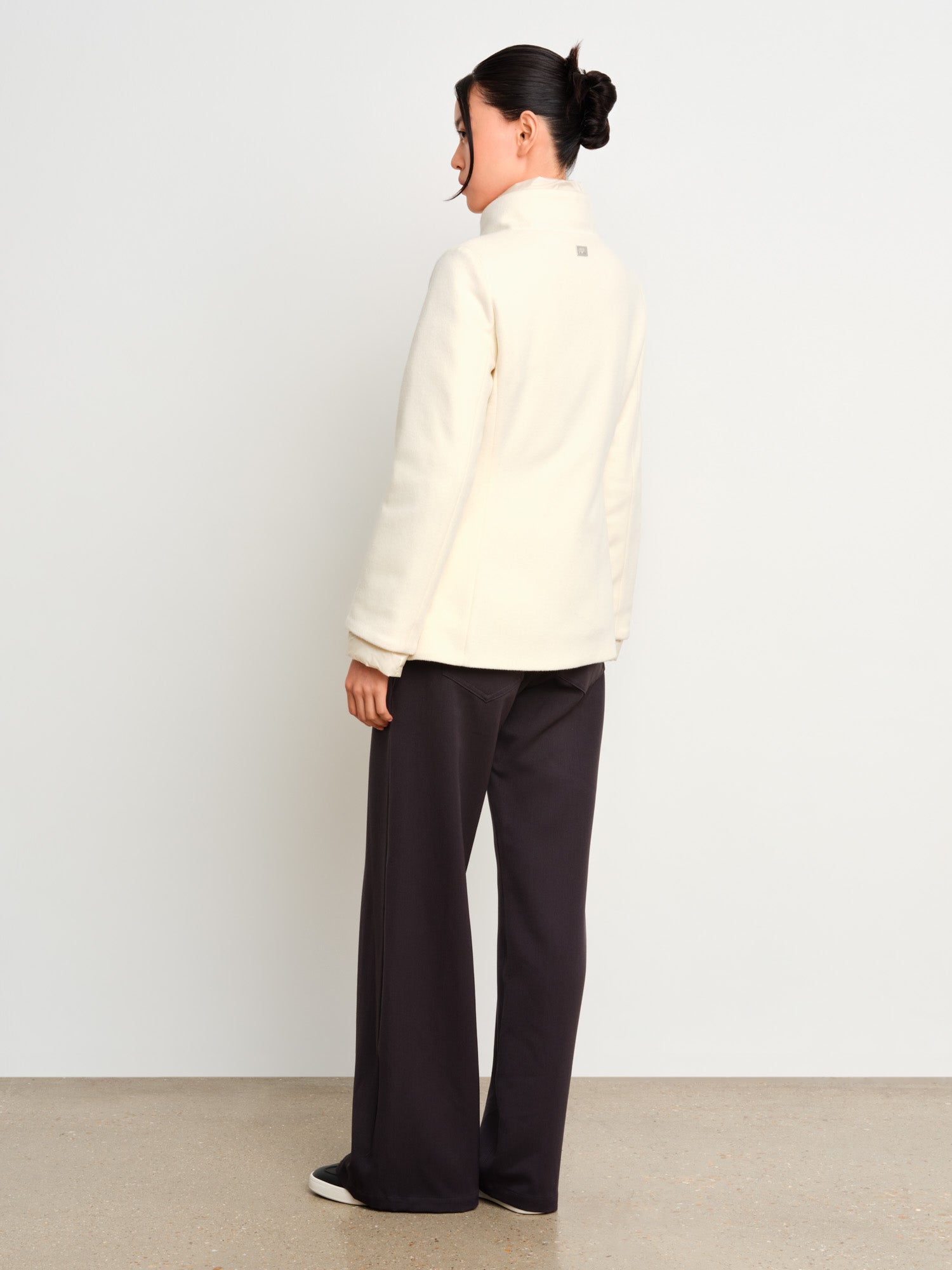 モデル身長175cm、着用サイズ2、着用カラーIVORY