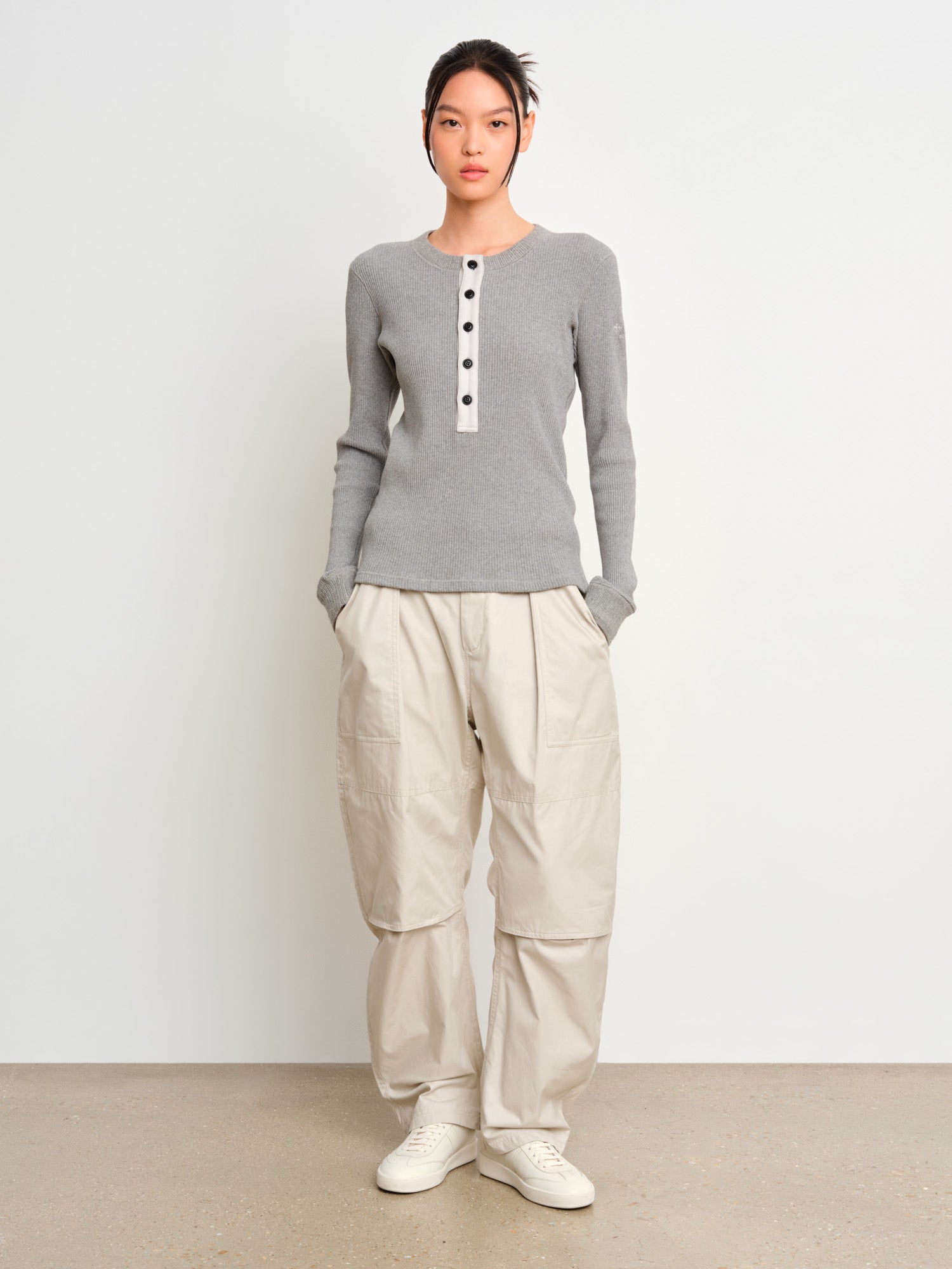 モデル身長175cm、着用サイズ2、着用カラーGRAY