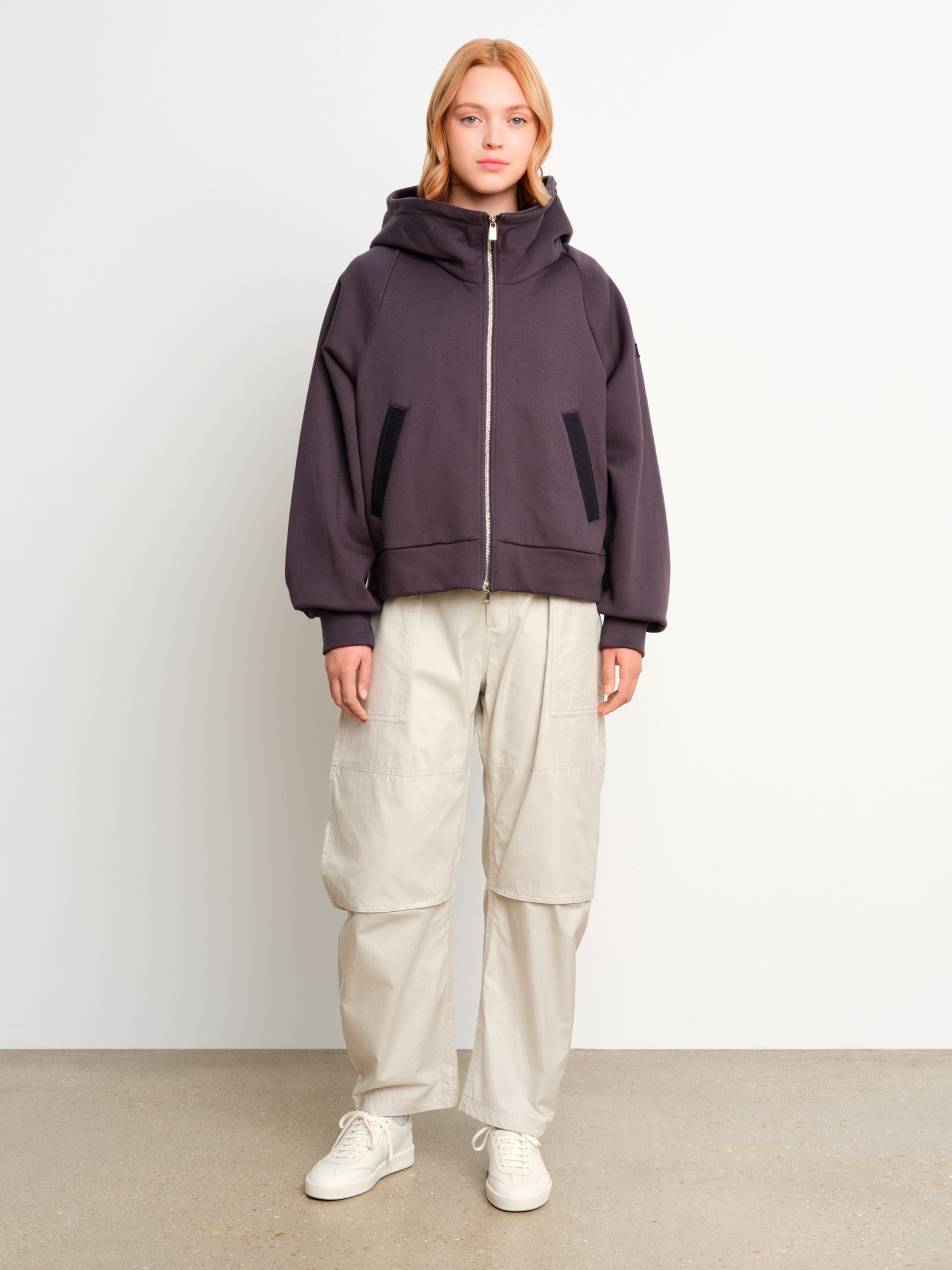 モデル身長175cm、着用サイズ2、着用カラーD.GRAY