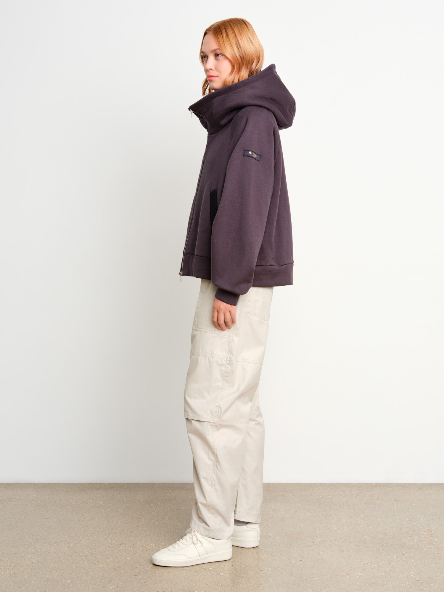 モデル身長175cm、着用サイズ2、着用カラーD.GRAY