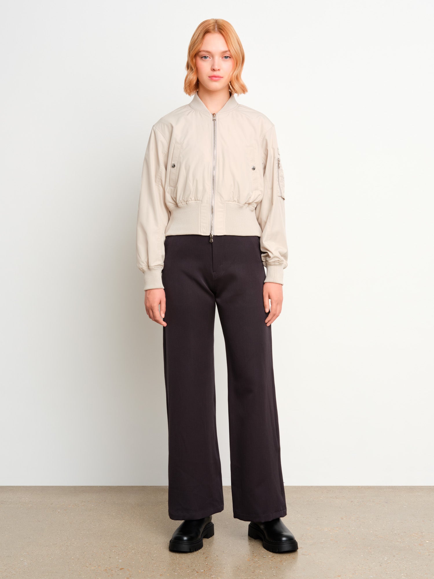 モデル身長175cm、着用サイズ2、着用カラーL.GRAY