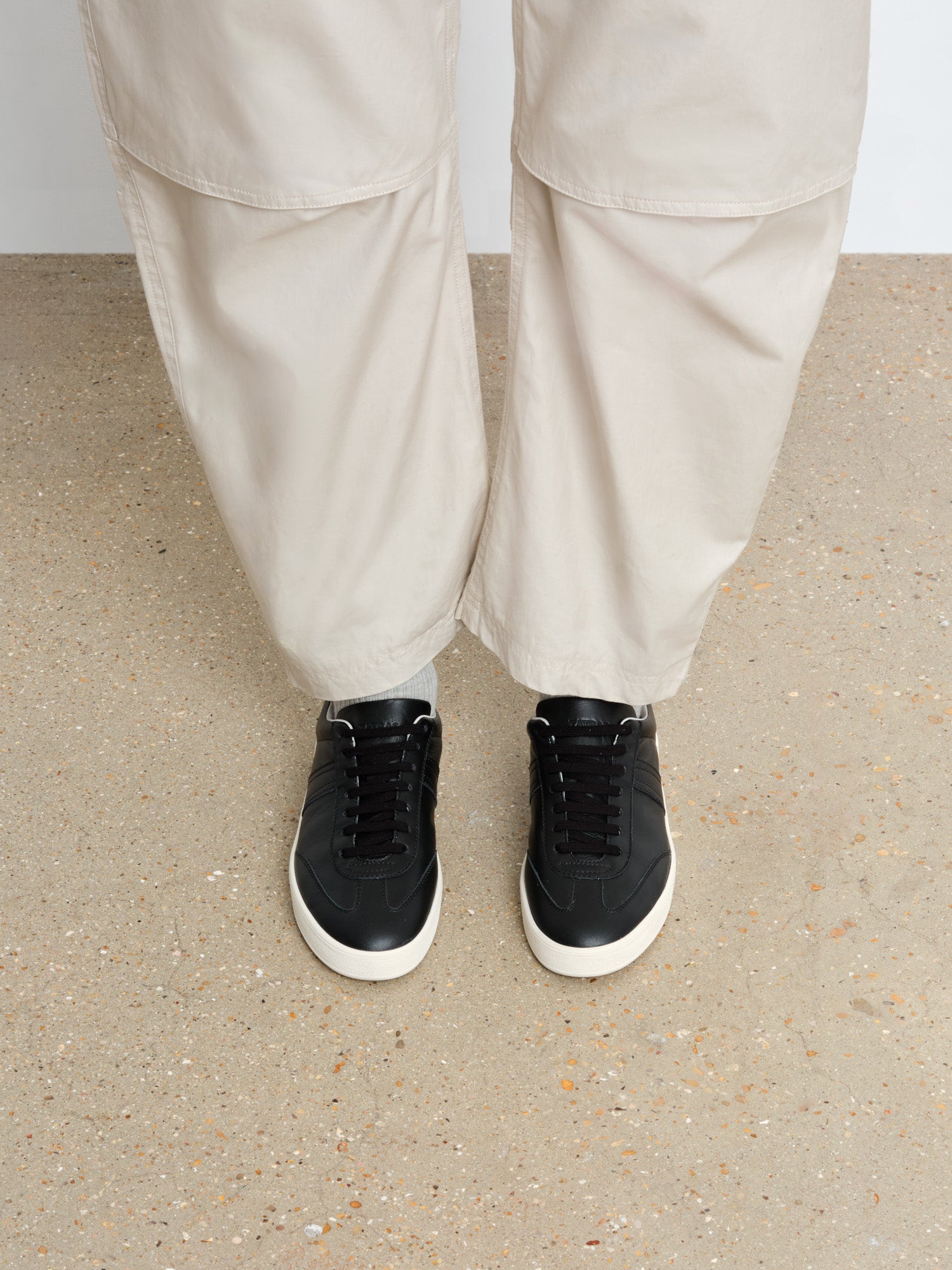 モデル身長175cm、着用サイズ37、着用カラーBLACK