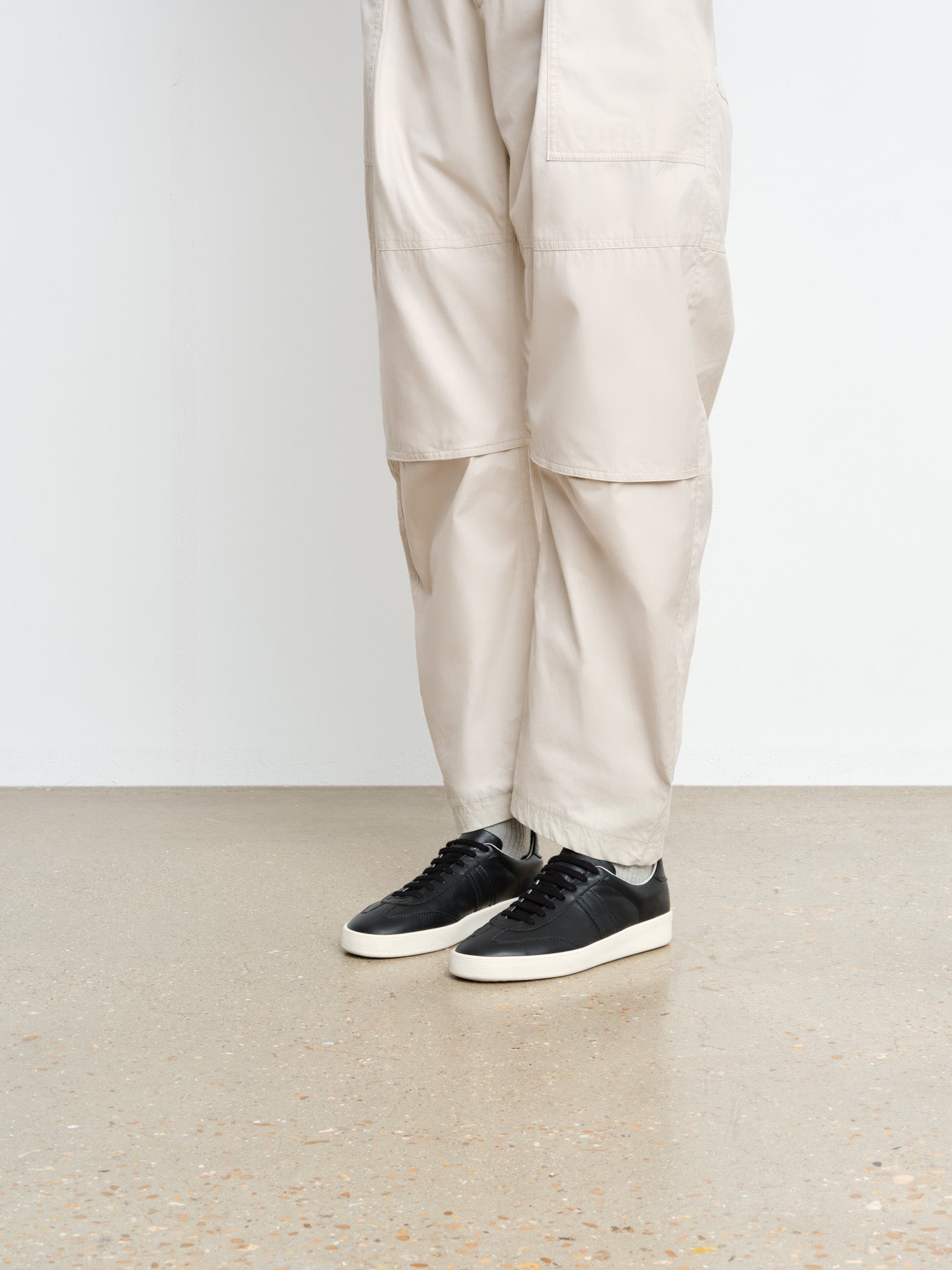 モデル身長175cm、着用サイズ37、着用カラーBLACK