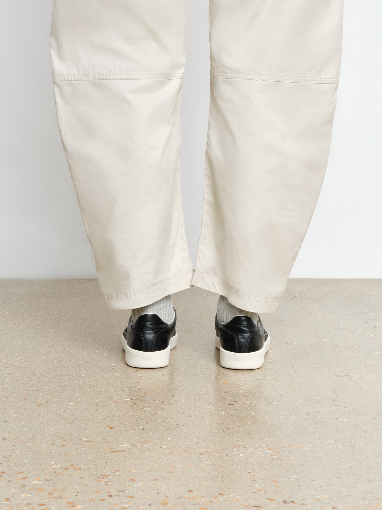 モデル身長175cm、着用サイズ37、着用カラーBLACK