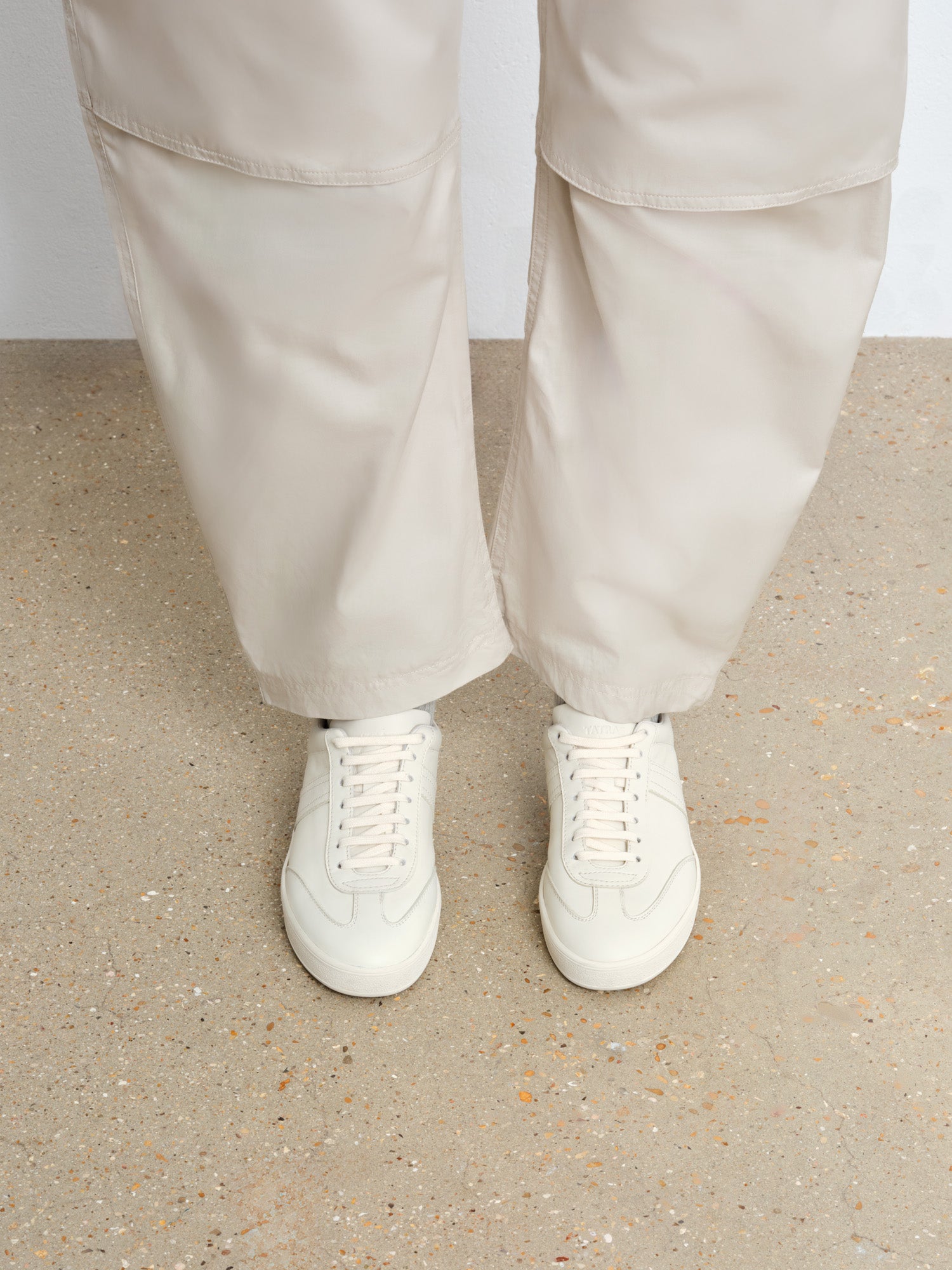 モデル身長175cm、着用サイズ37、着用カラーIVORY