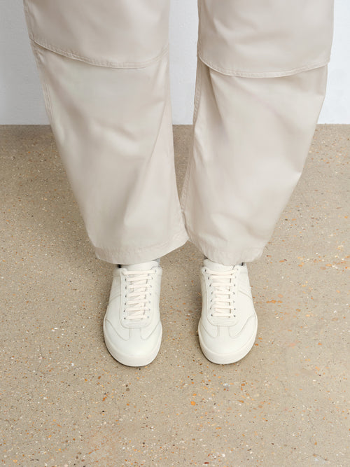 モデル身長175cm、着用サイズ37、着用カラーIVORY