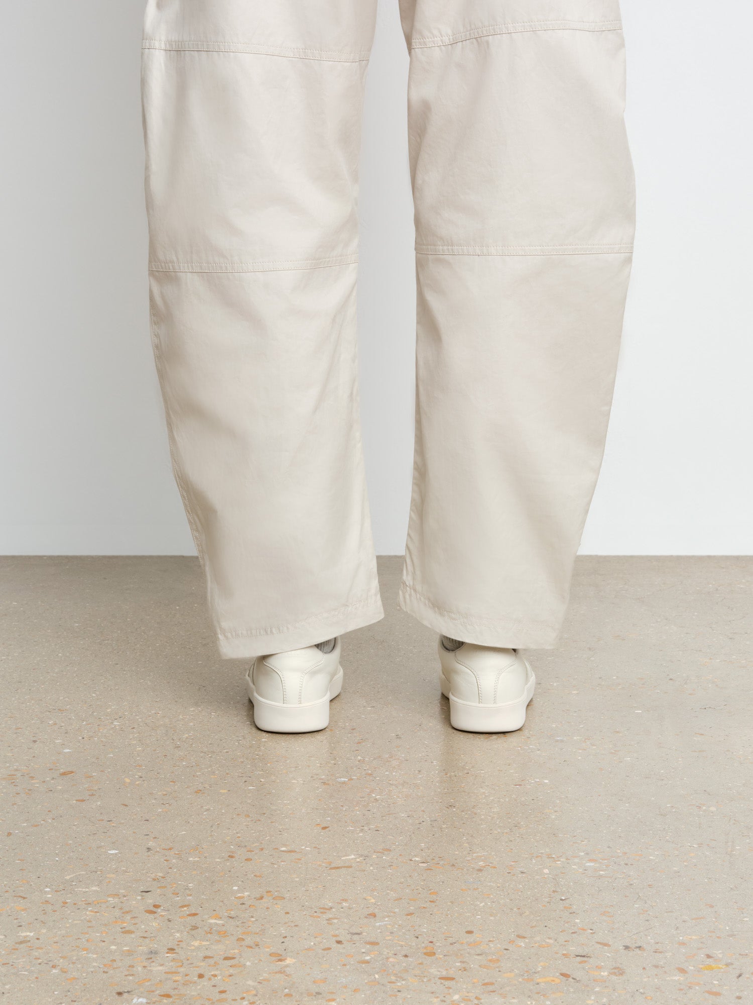 モデル身長175cm、着用サイズ37、着用カラーIVORY