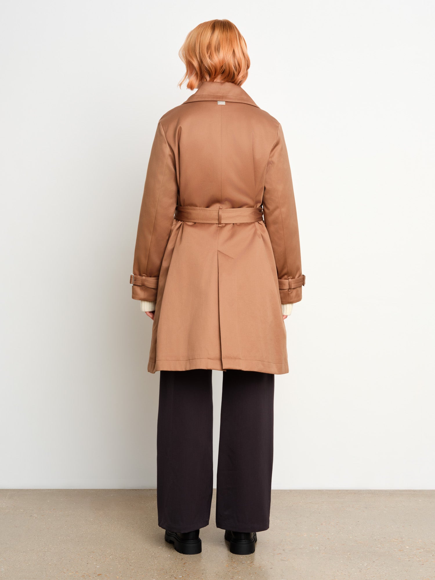 モデル身長175cm、着用サイズ2、着用カラーBEIGE