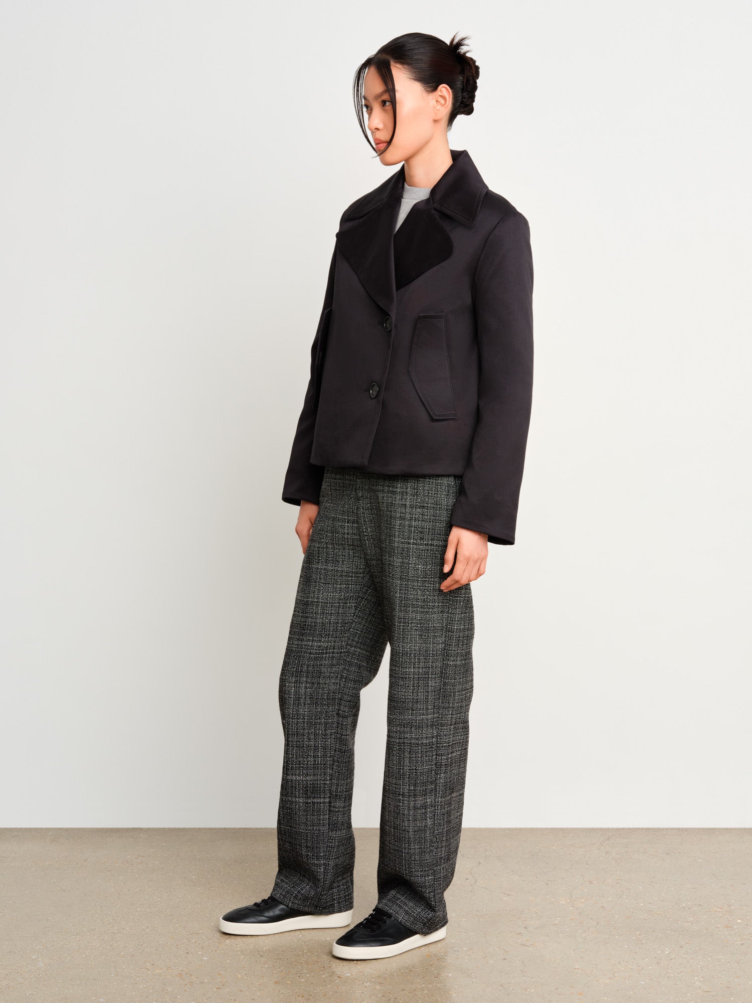 モデル身長175cm、着用サイズ2、着用カラーBLACK