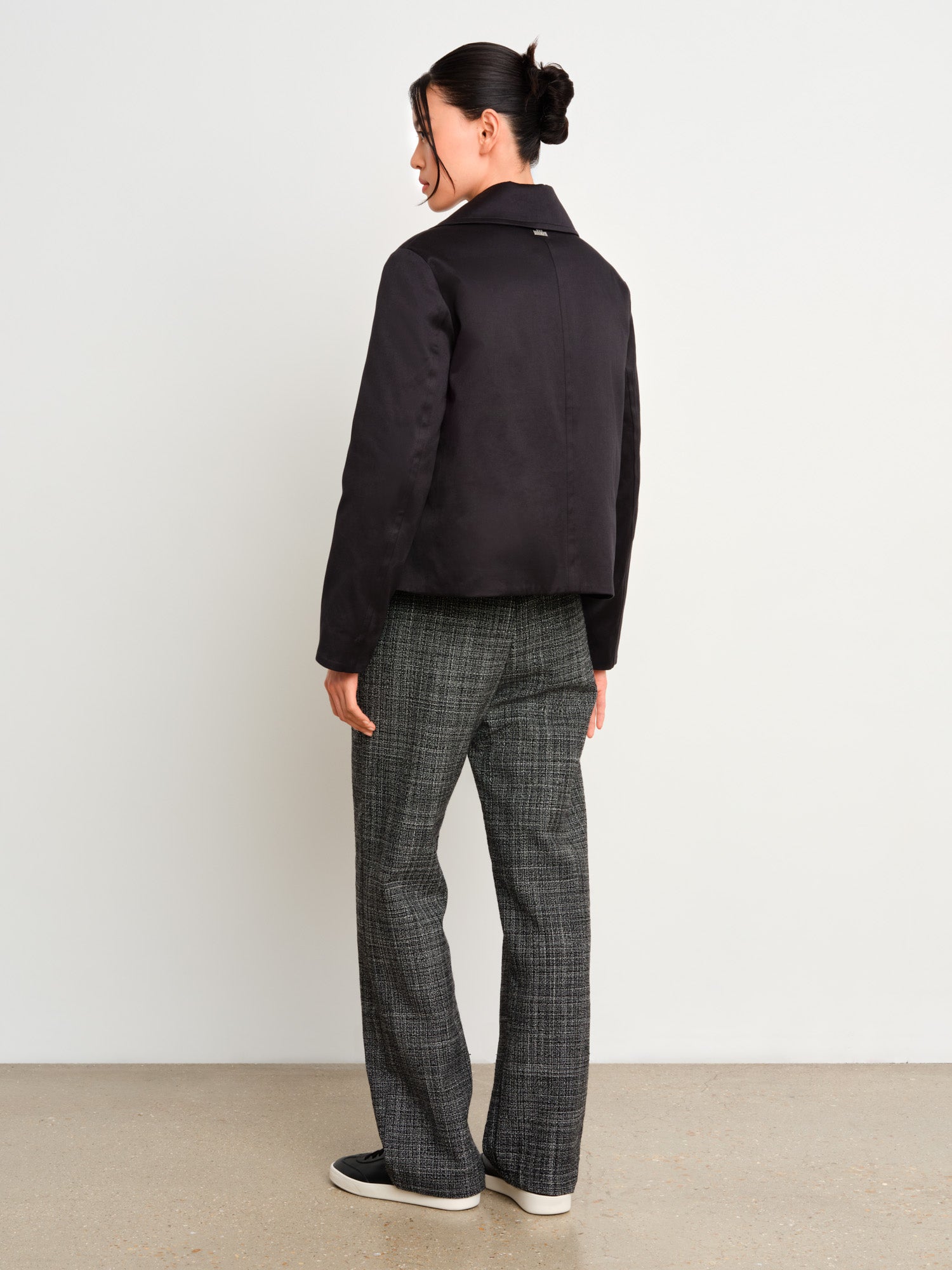 モデル身長175cm、着用サイズ2、着用カラーBLACK