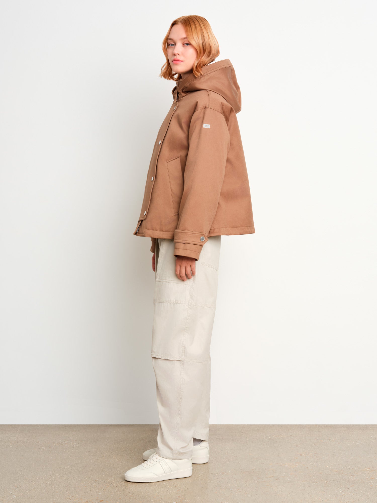 モデル身長175cm、着用サイズ2、着用カラーBEIGE