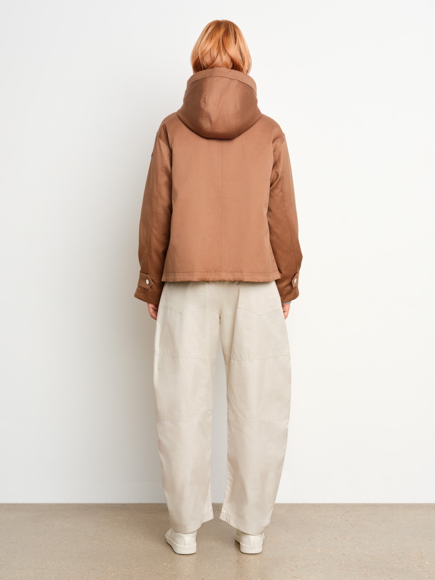 モデル身長175cm、着用サイズ2、着用カラーBEIGE