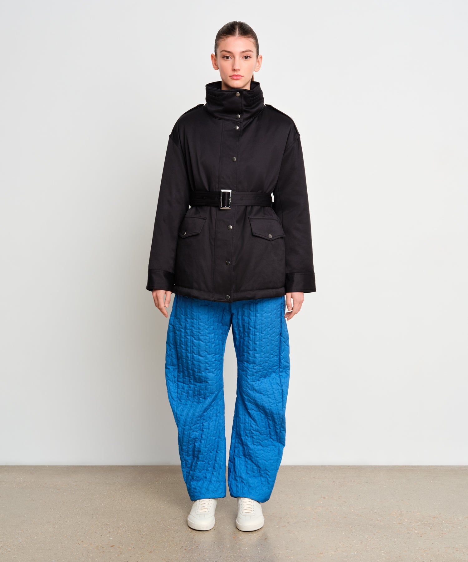 モデル身長175cm、着用サイズ2、着用カラーBLACK