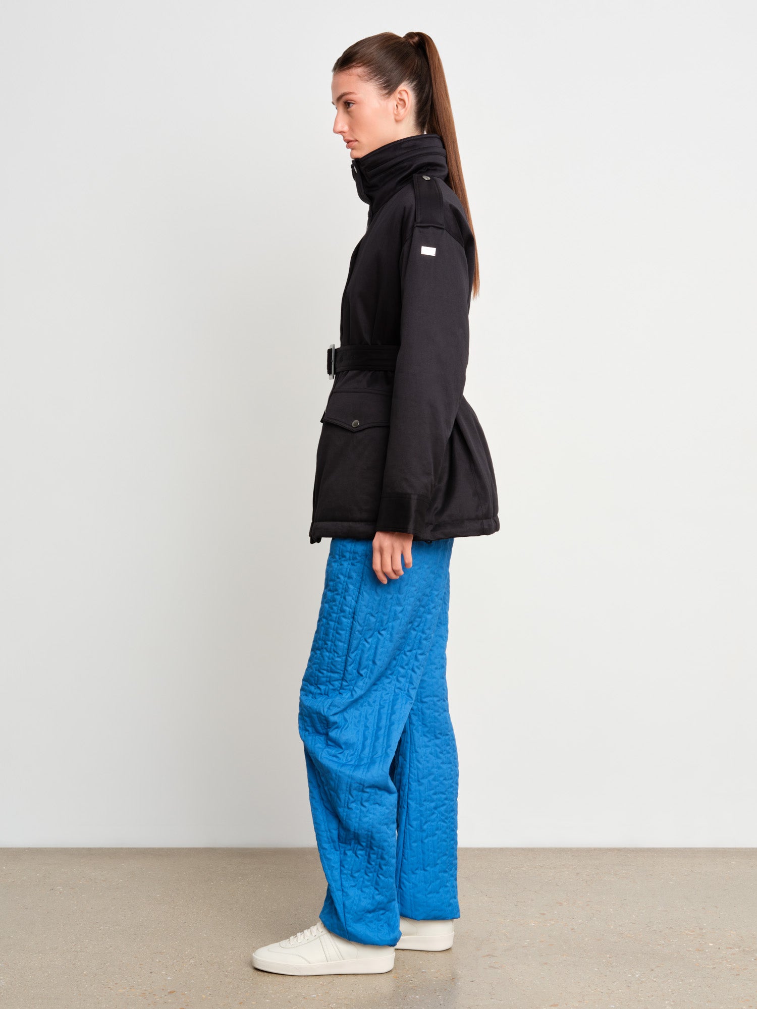 モデル身長175cm、着用サイズ2、着用カラーBLACK