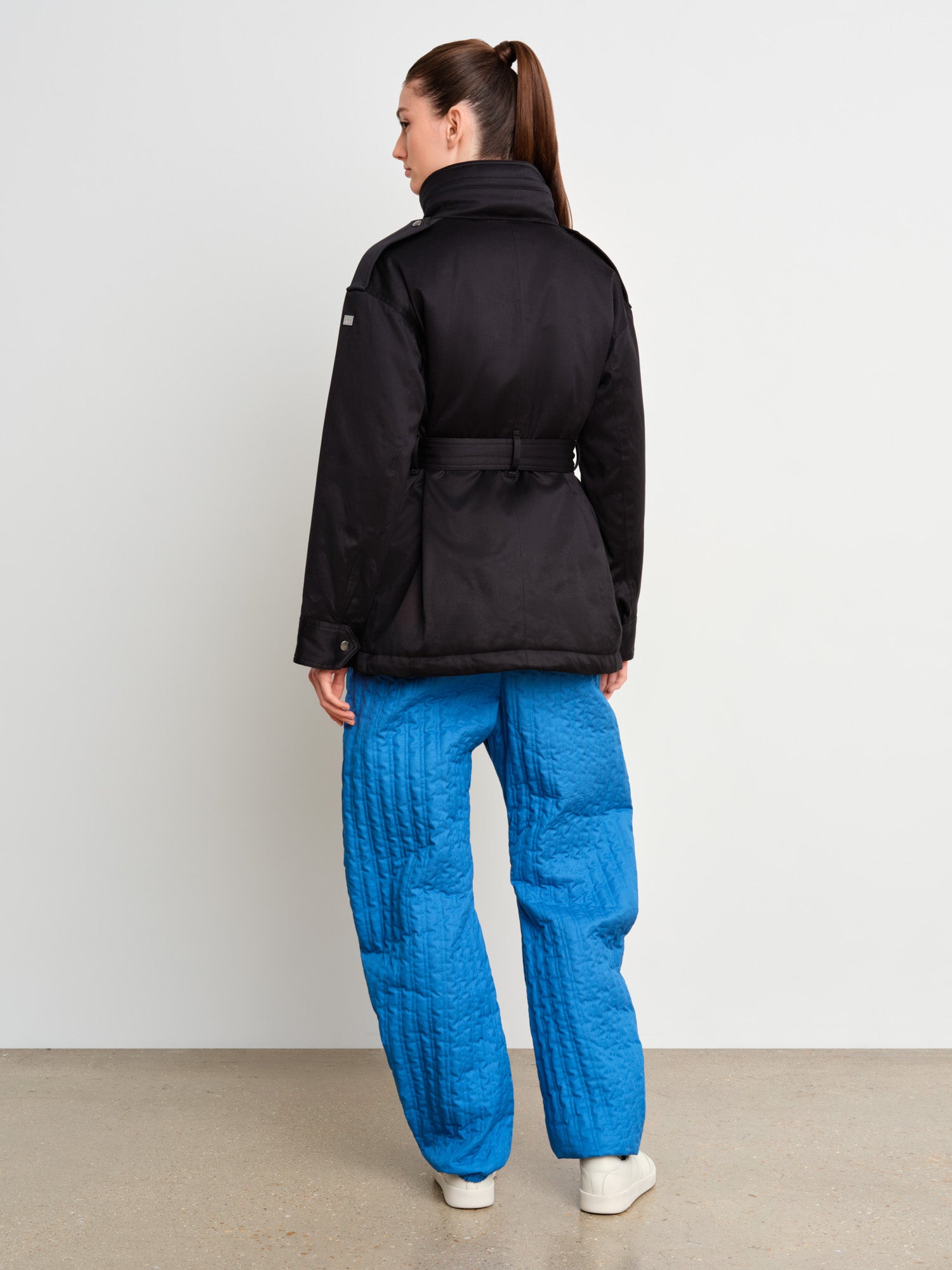 モデル身長175cm、着用サイズ2、着用カラーBLACK