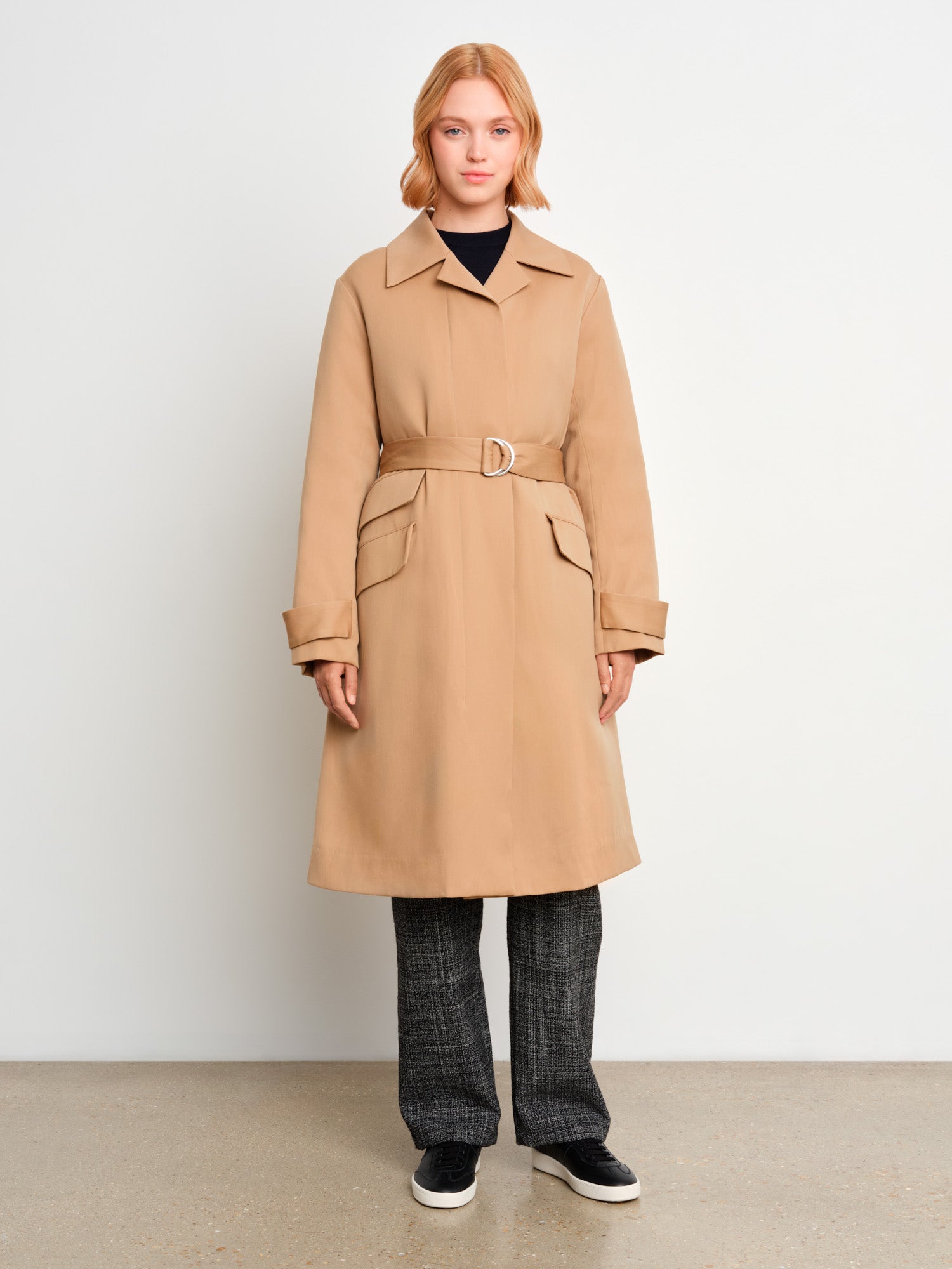 モデル身長175cm、着用サイズ2、着用カラーBEIGE