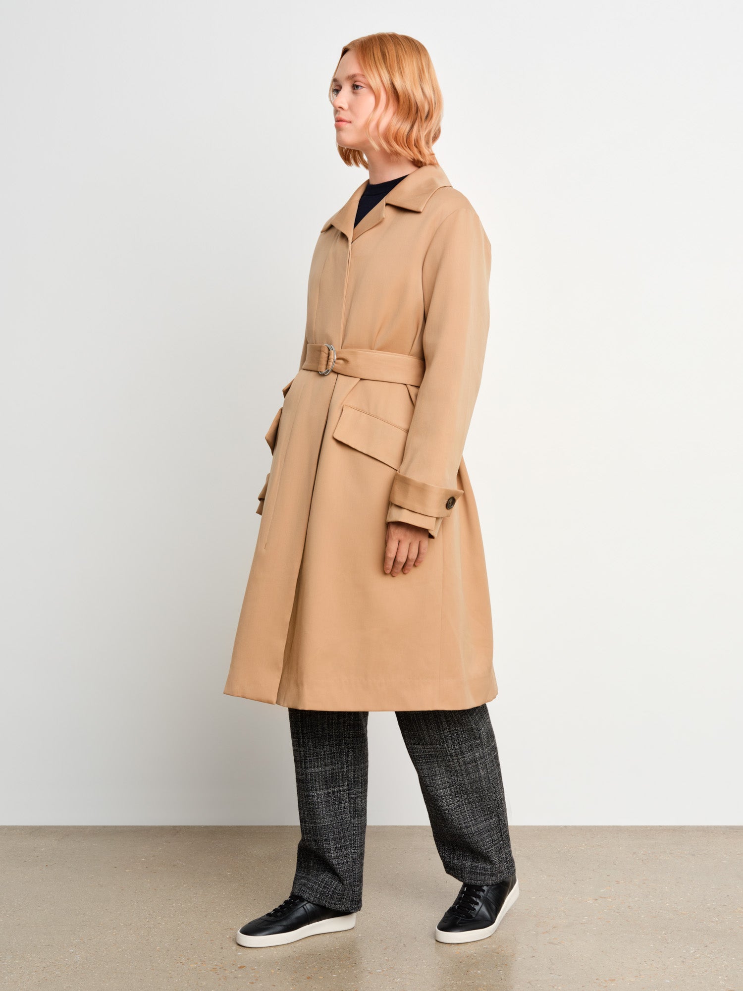 モデル身長175cm、着用サイズ2、着用カラーBEIGE