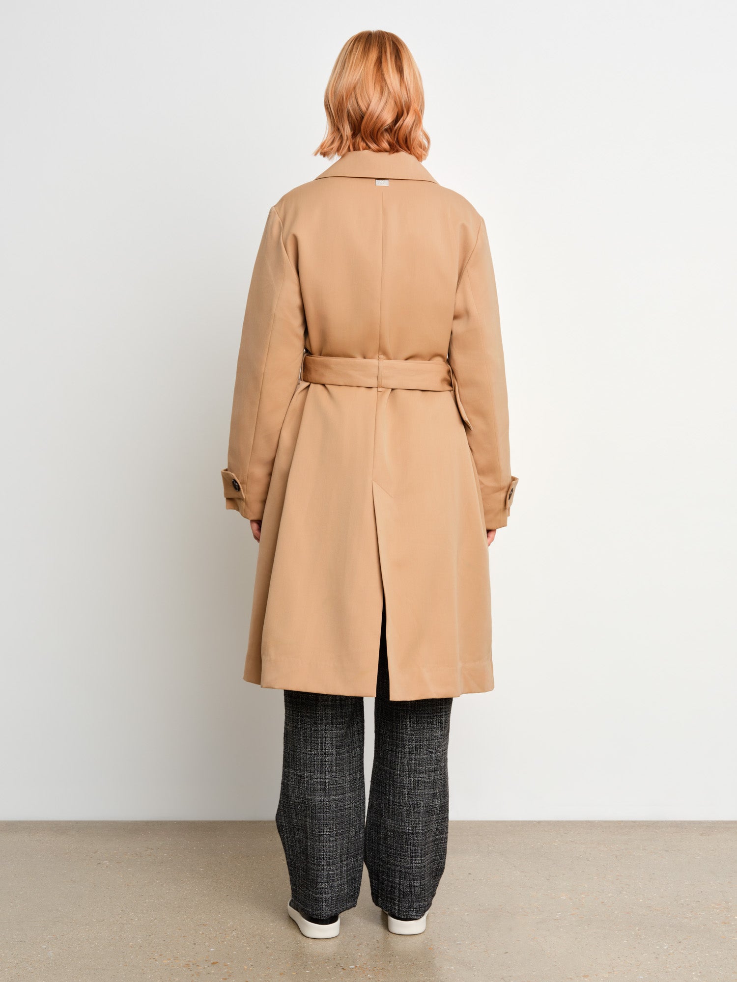 モデル身長175cm、着用サイズ2、着用カラーBEIGE
