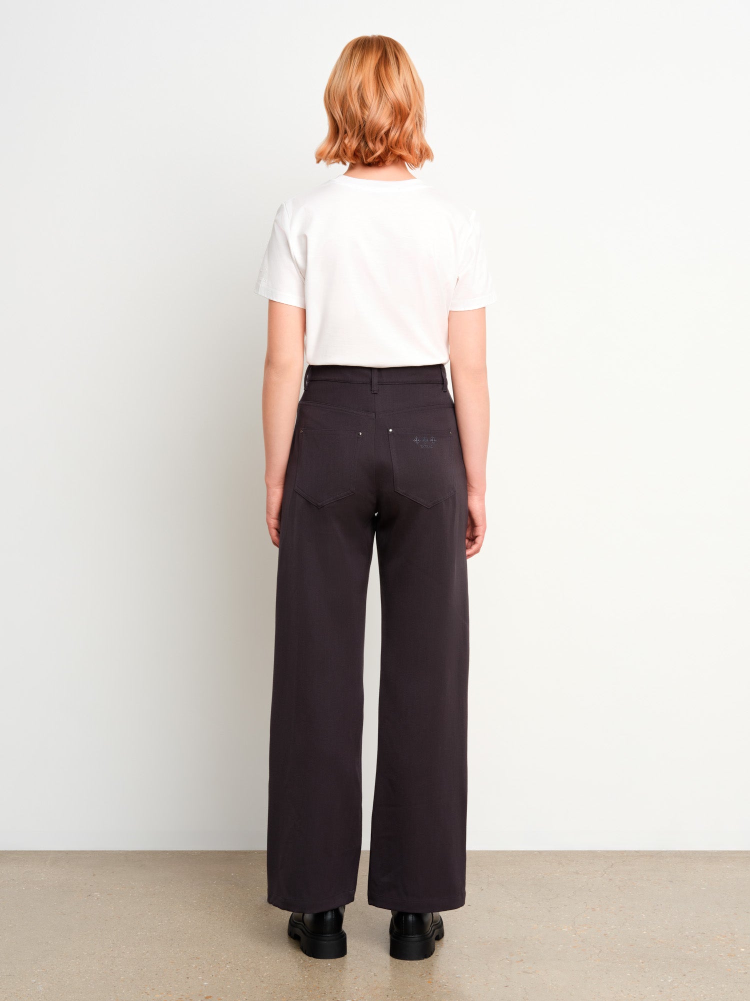 モデル身長175cm、着用サイズ2、着用カラーBLACK