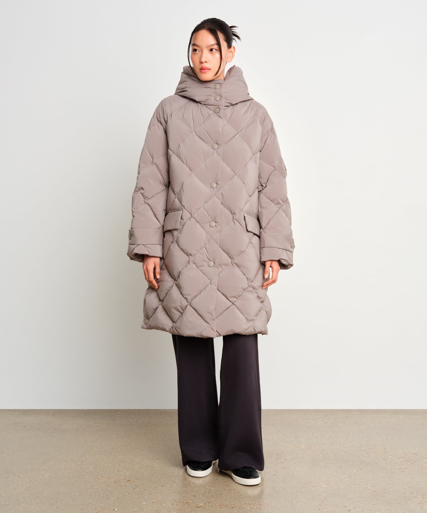 モデル身長175cm、着用サイズ2、着用カラーGRAY
<BR>※着用画像は照明の関係で赤味がでています。実際の商品は物画像をご確認ください。