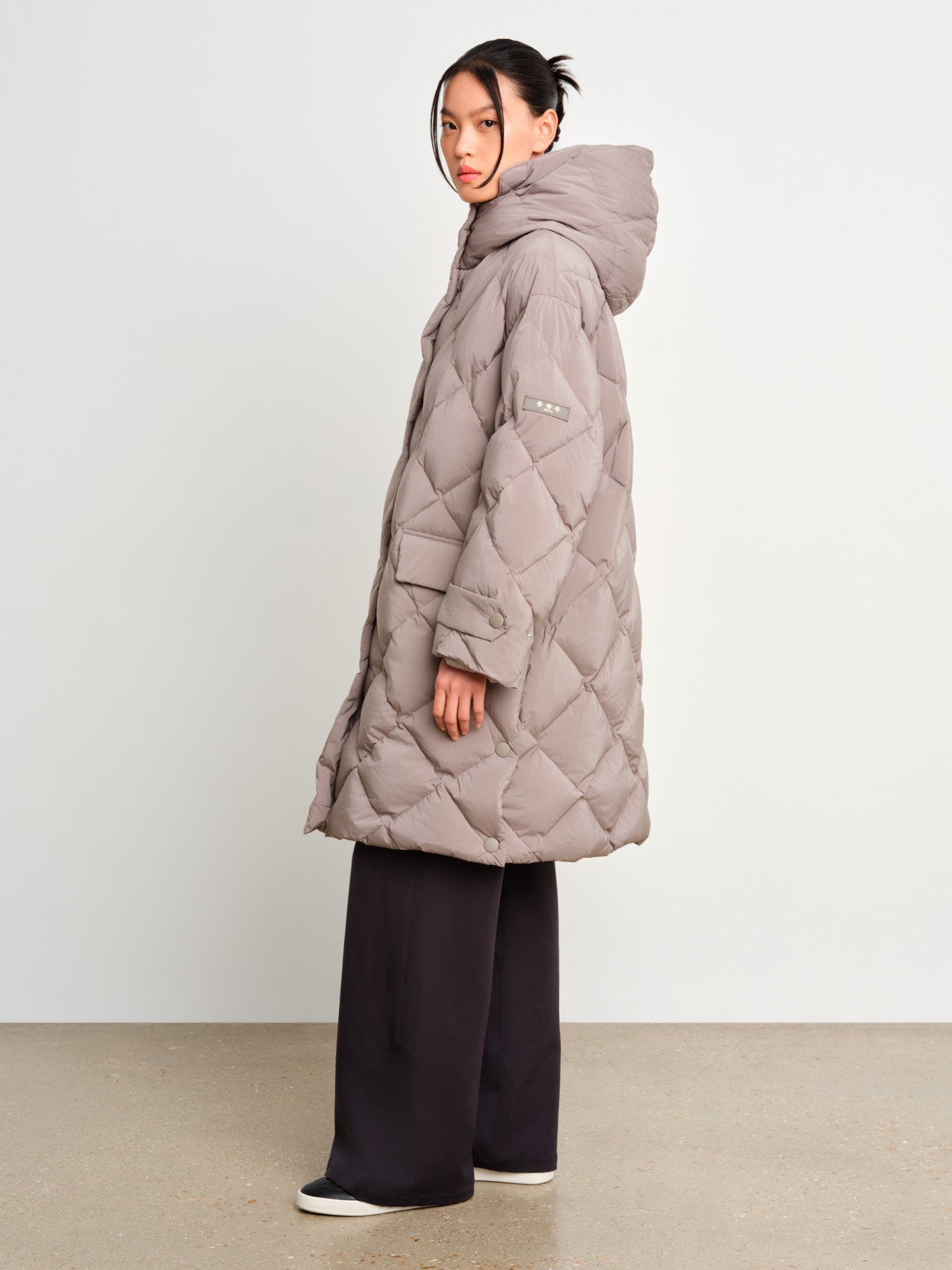 モデル身長175cm、着用サイズ2、着用カラーGRAY
<BR>※着用画像は照明の関係で赤味がでています。実際の商品は物画像をご確認ください。