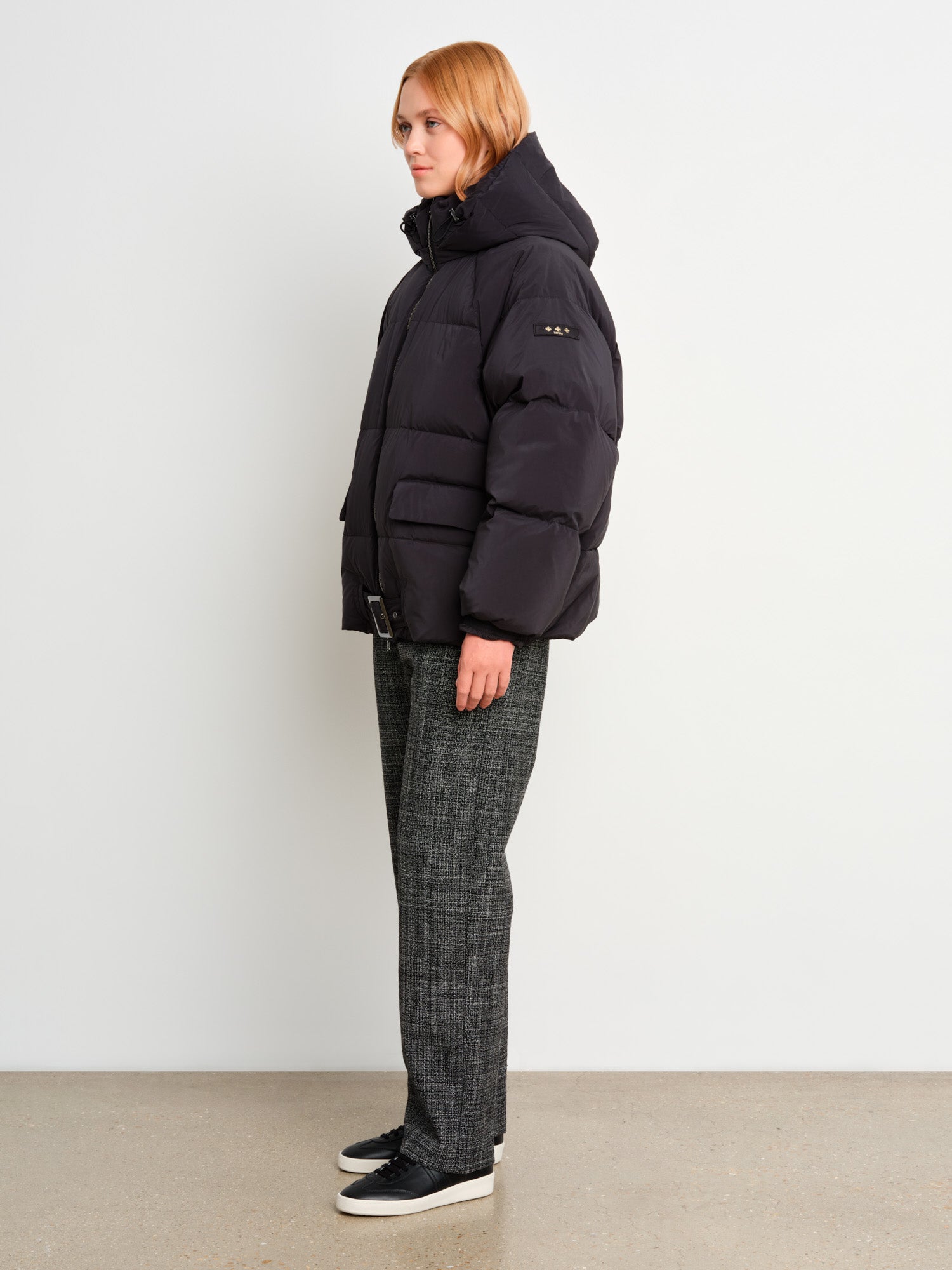 モデル身長175cm、着用サイズ2、着用カラーBLACK