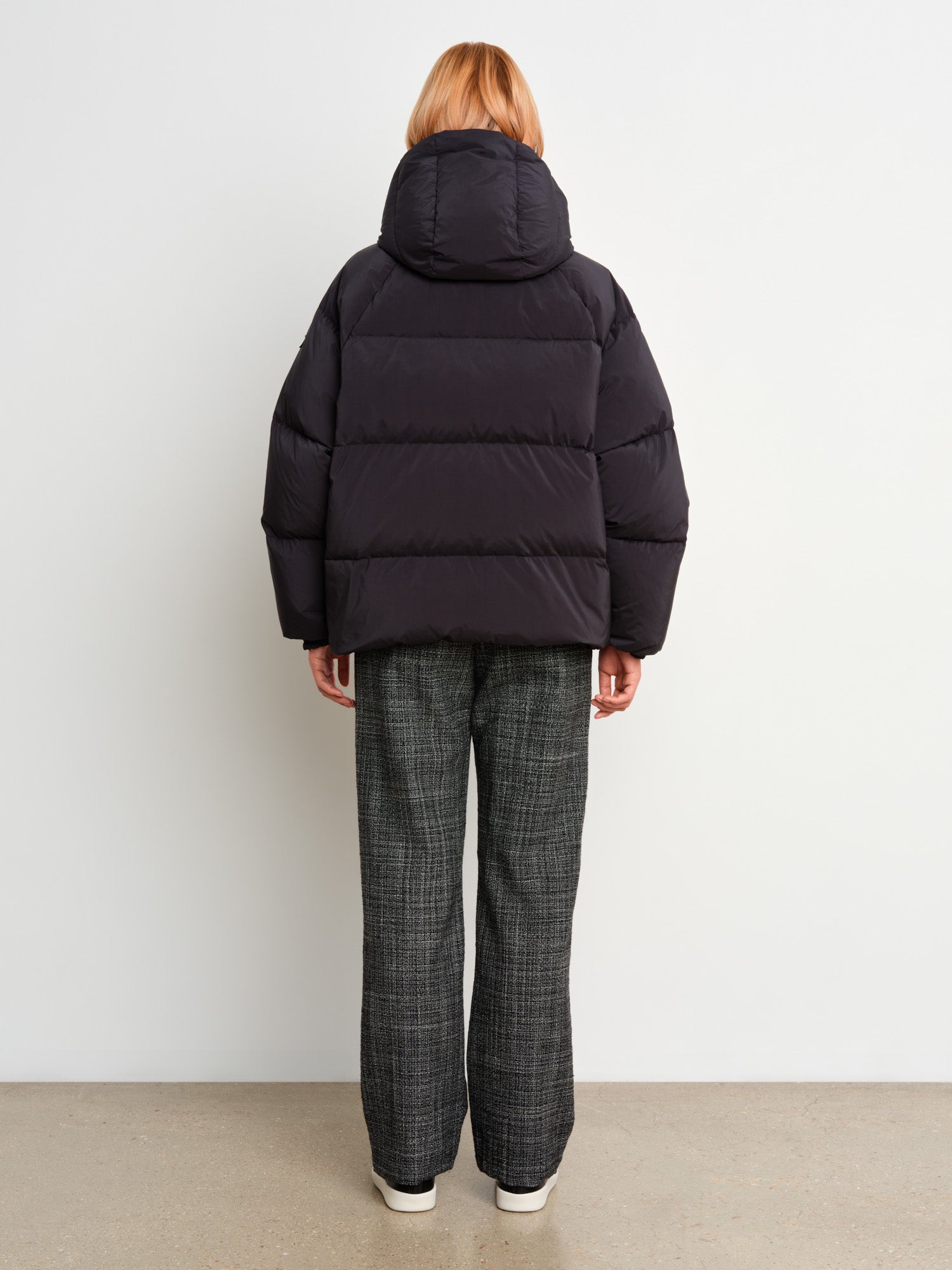 モデル身長175cm、着用サイズ2、着用カラーBLACK