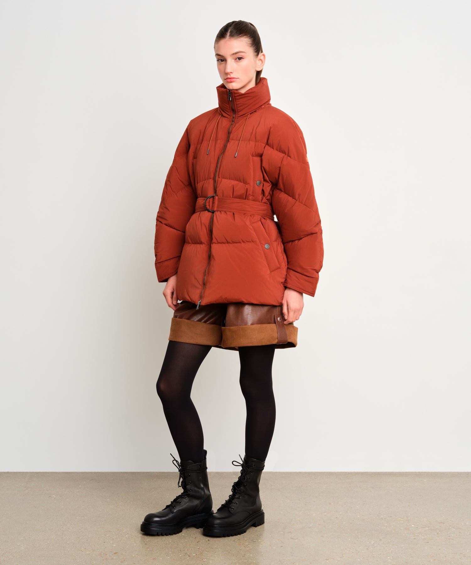 モデル身長175cm、着用サイズ2、着用カラーL.BROWN