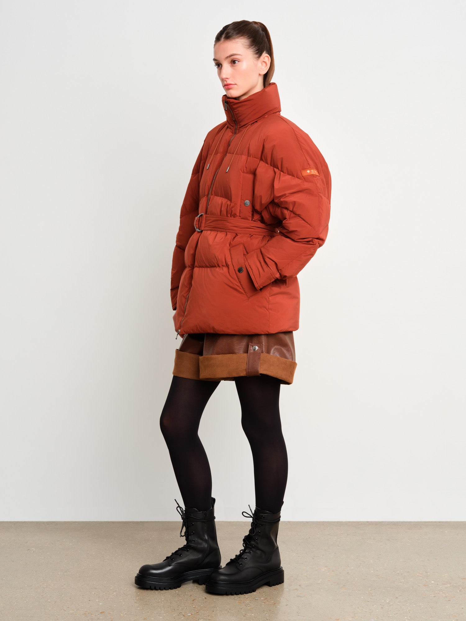 モデル身長175cm、着用サイズ2、着用カラーL.BROWN