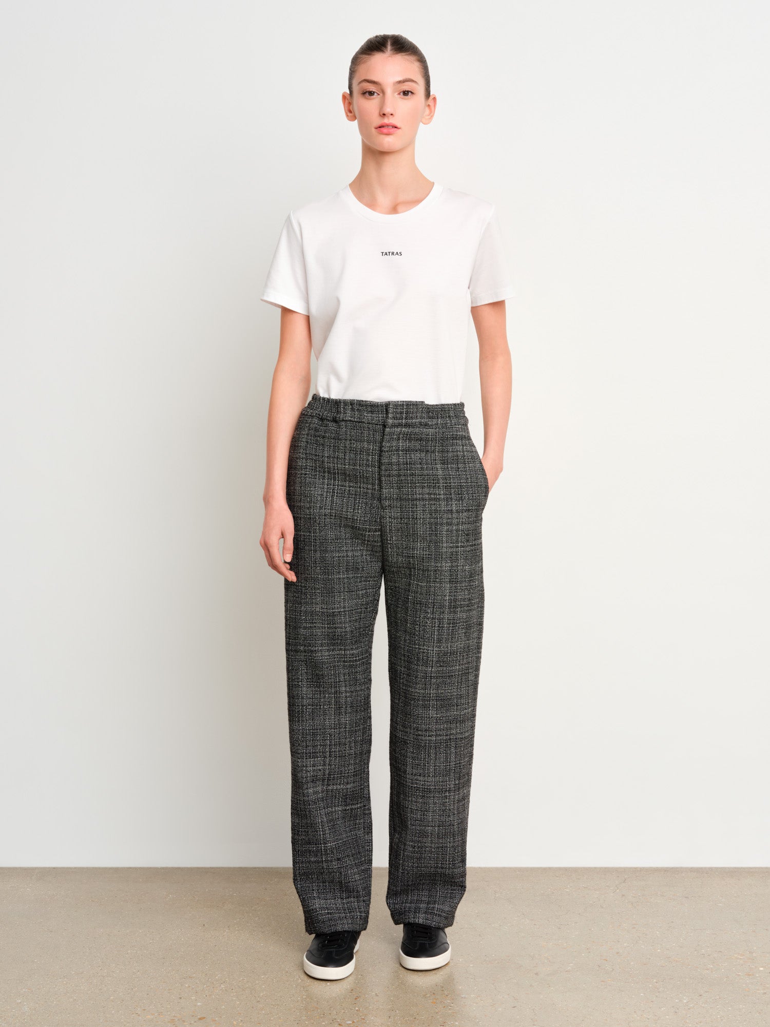 モデル身長175cm、着用サイズ2、着用カラーBLACK