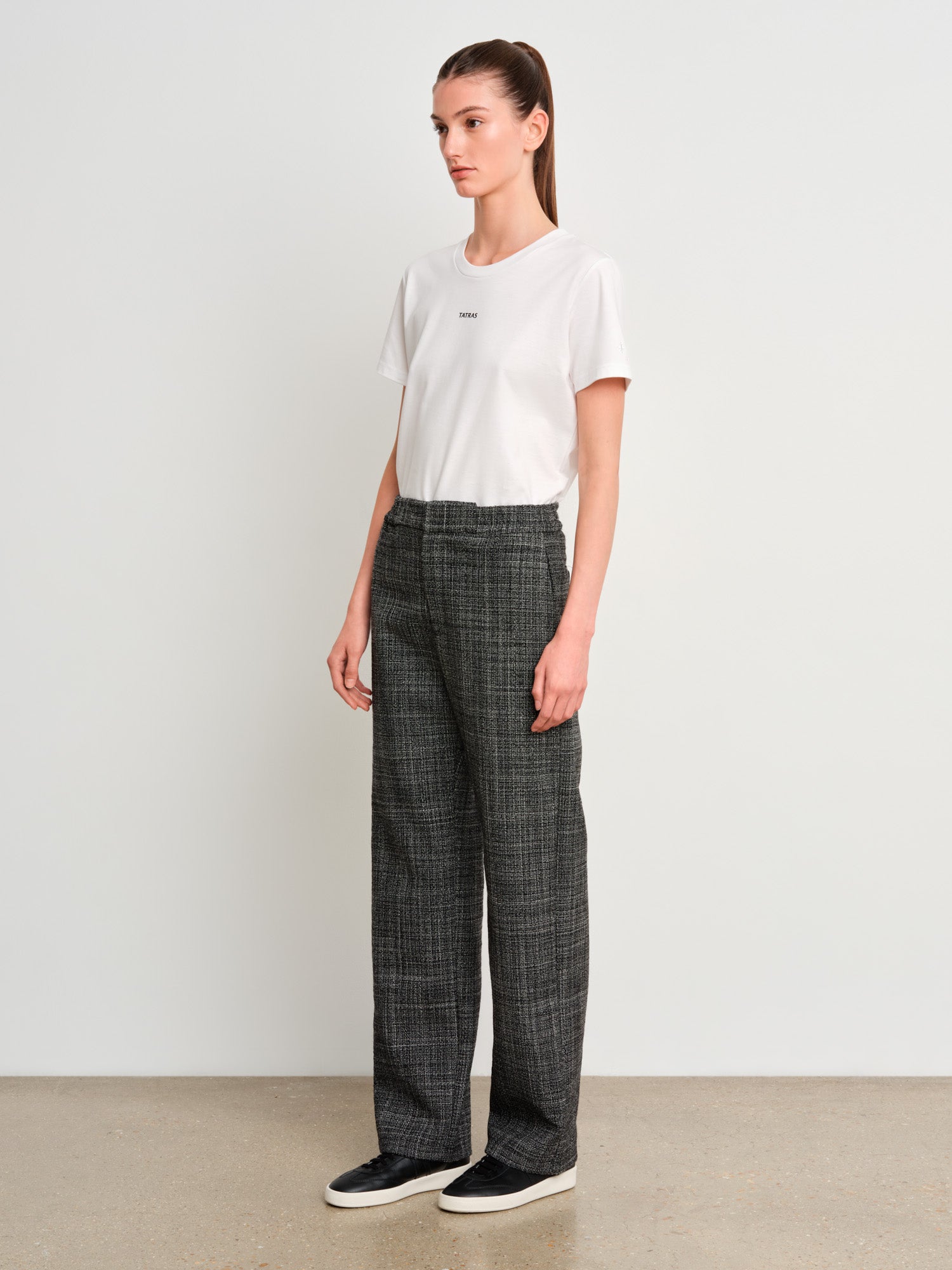 モデル身長175cm、着用サイズ2、着用カラーBLACK