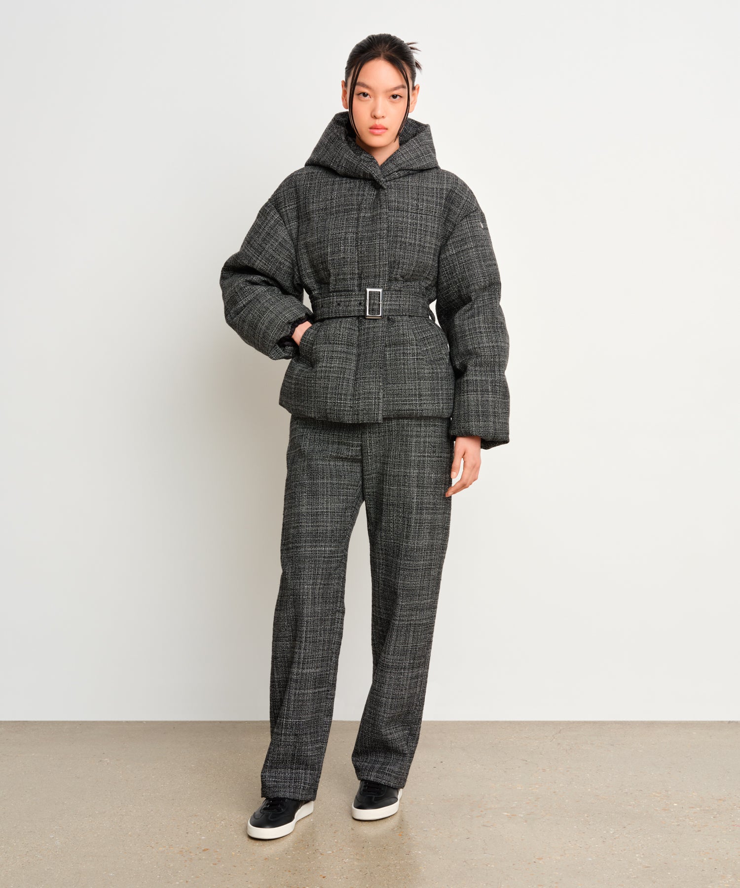 モデル身長175cm、着用サイズ2、着用カラーBLACK