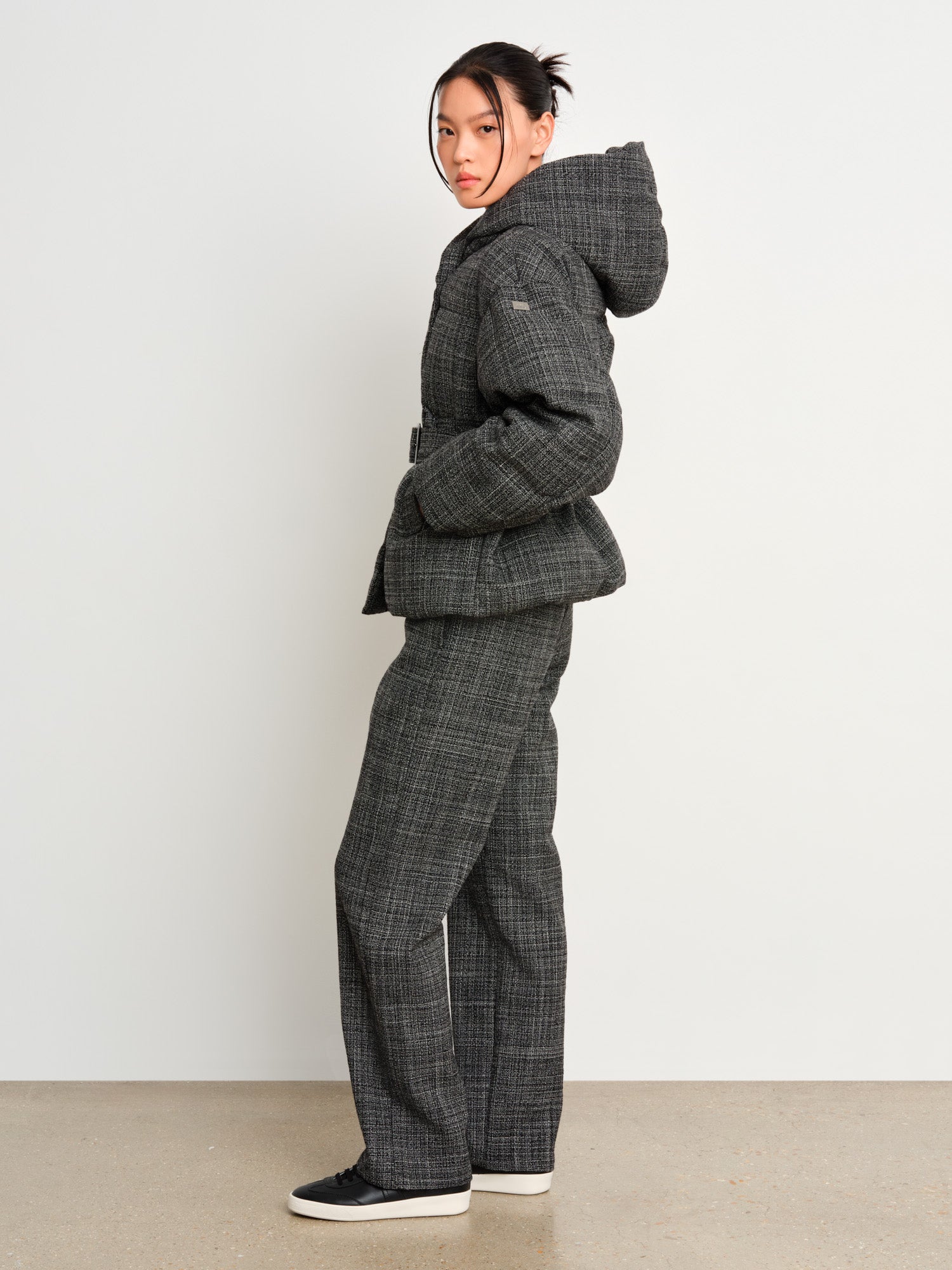 モデル身長175cm、着用サイズ2、着用カラーBLACK