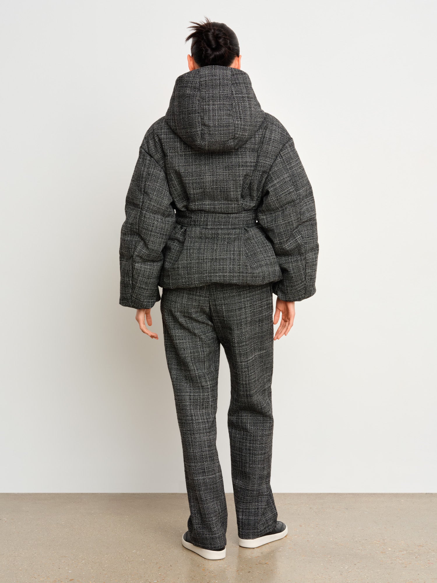 モデル身長175cm、着用サイズ2、着用カラーBLACK