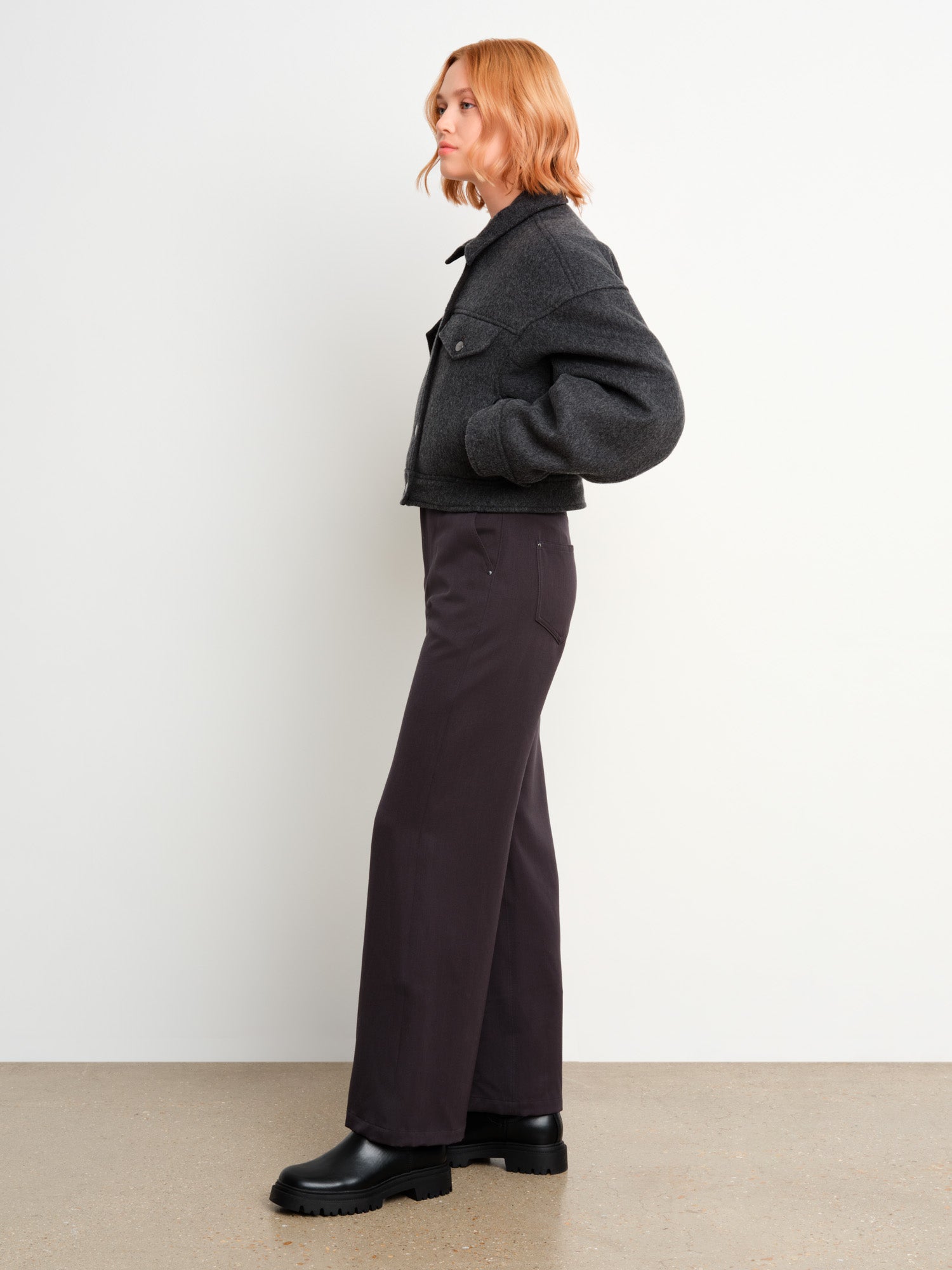 モデル身長175cm、着用サイズ2、着用カラーC.GRAY