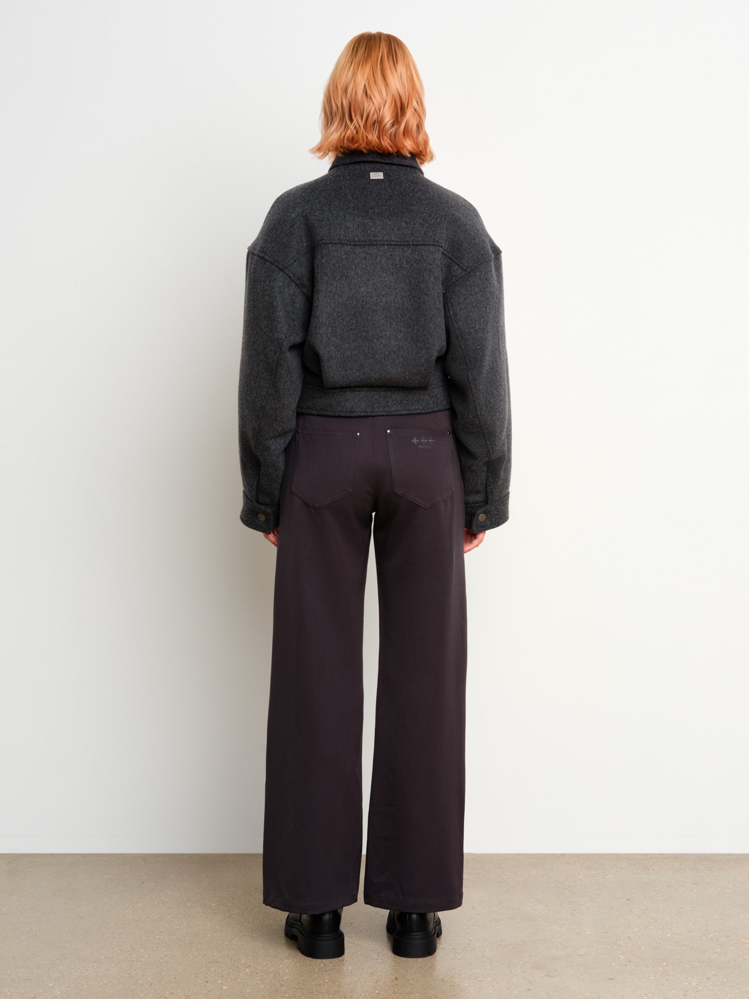 モデル身長175cm、着用サイズ2、着用カラーC.GRAY