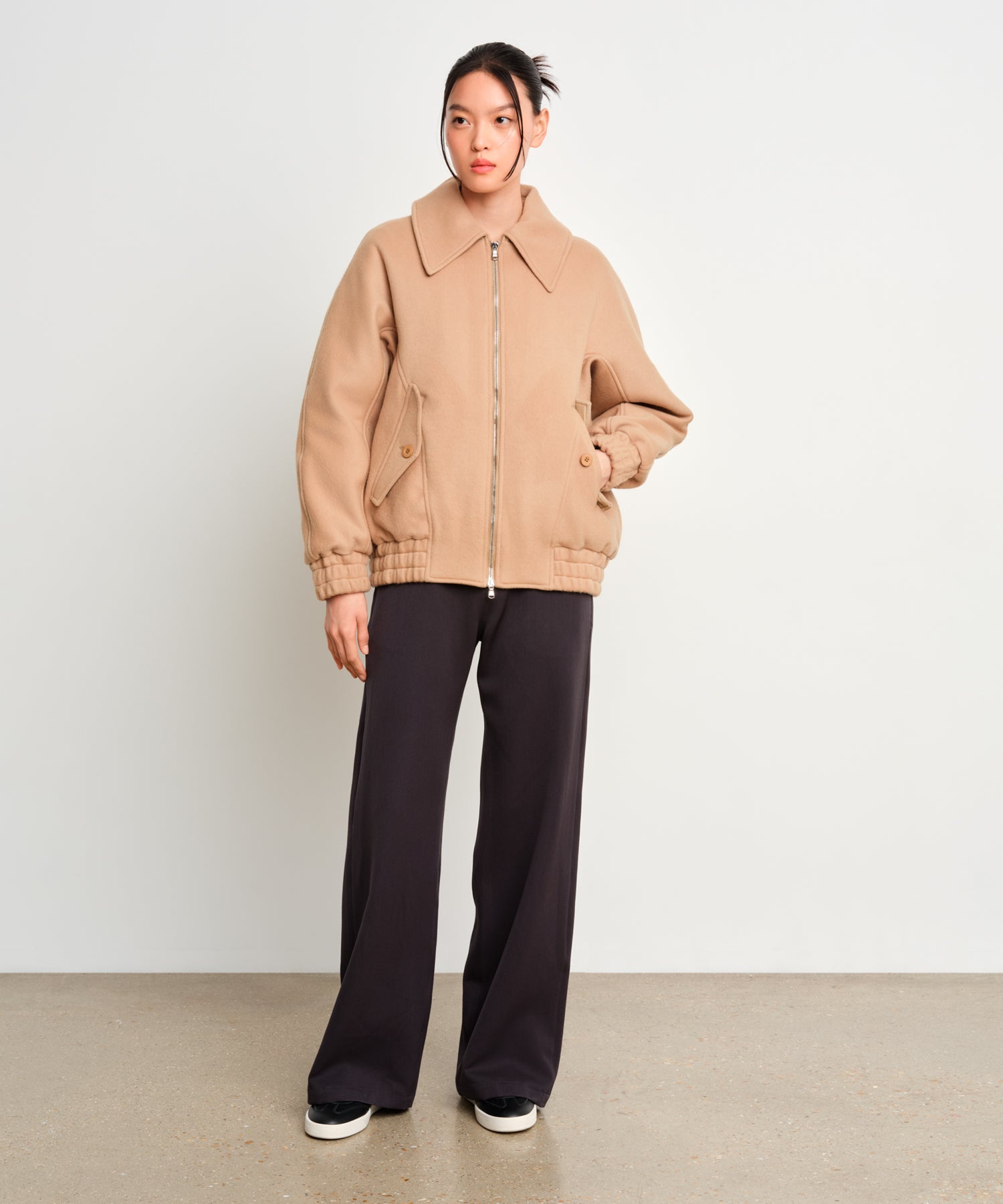 モデル身長175cm、着用サイズ2、着用カラーBEIGE