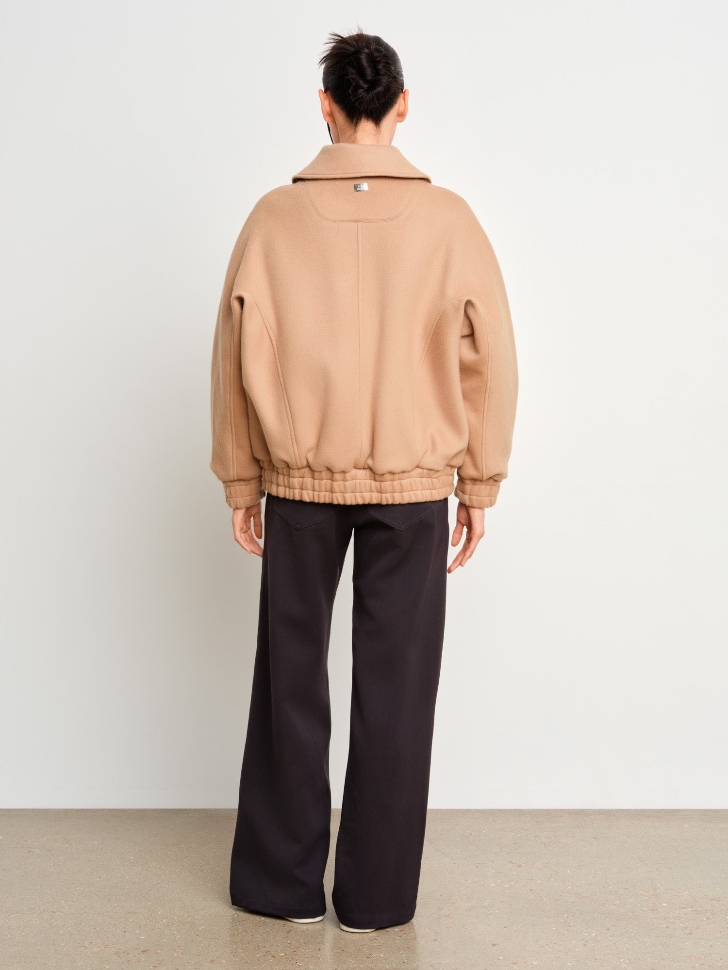 モデル身長175cm、着用サイズ2、着用カラーBEIGE